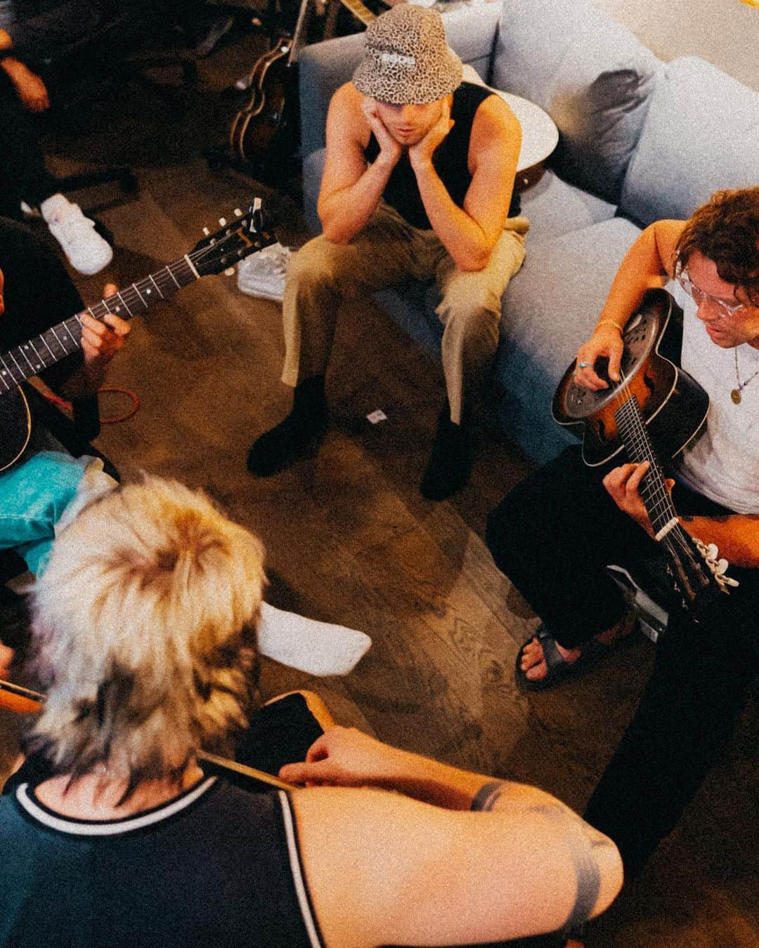 ルーク・ヘミングスさんのインスタグラム写真 - (ルーク・ヘミングスInstagram)「5SOS5 is out everywhere! 🥰  The memories of making this album are just as important as the songs in this process. Hope you love it.  5sos forever. Love you all.」9月24日 0時04分 - lukehemmings