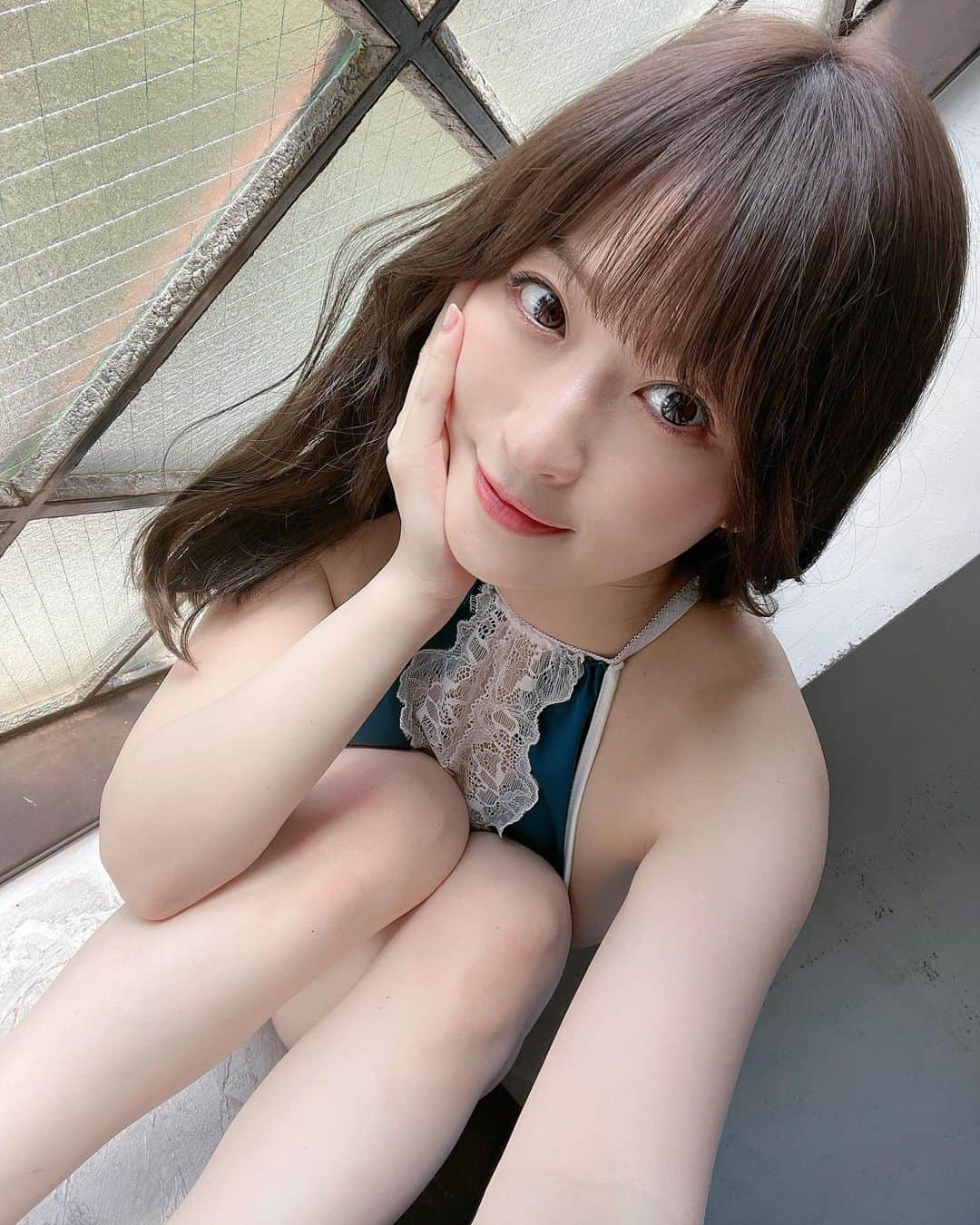 メイリ（美梨）のインスタグラム：「晚上好✨ トレカの撮影のときのオフショット❤️ 初トレカ、1月に発売するのでお楽しみにーっ！ 発売イベントも1月と2月にやります♫ . . #色白道産子グラドル #道産子 #美梨 #メイリ #meiri #トレカ #グラドル #グラビア #gravure」