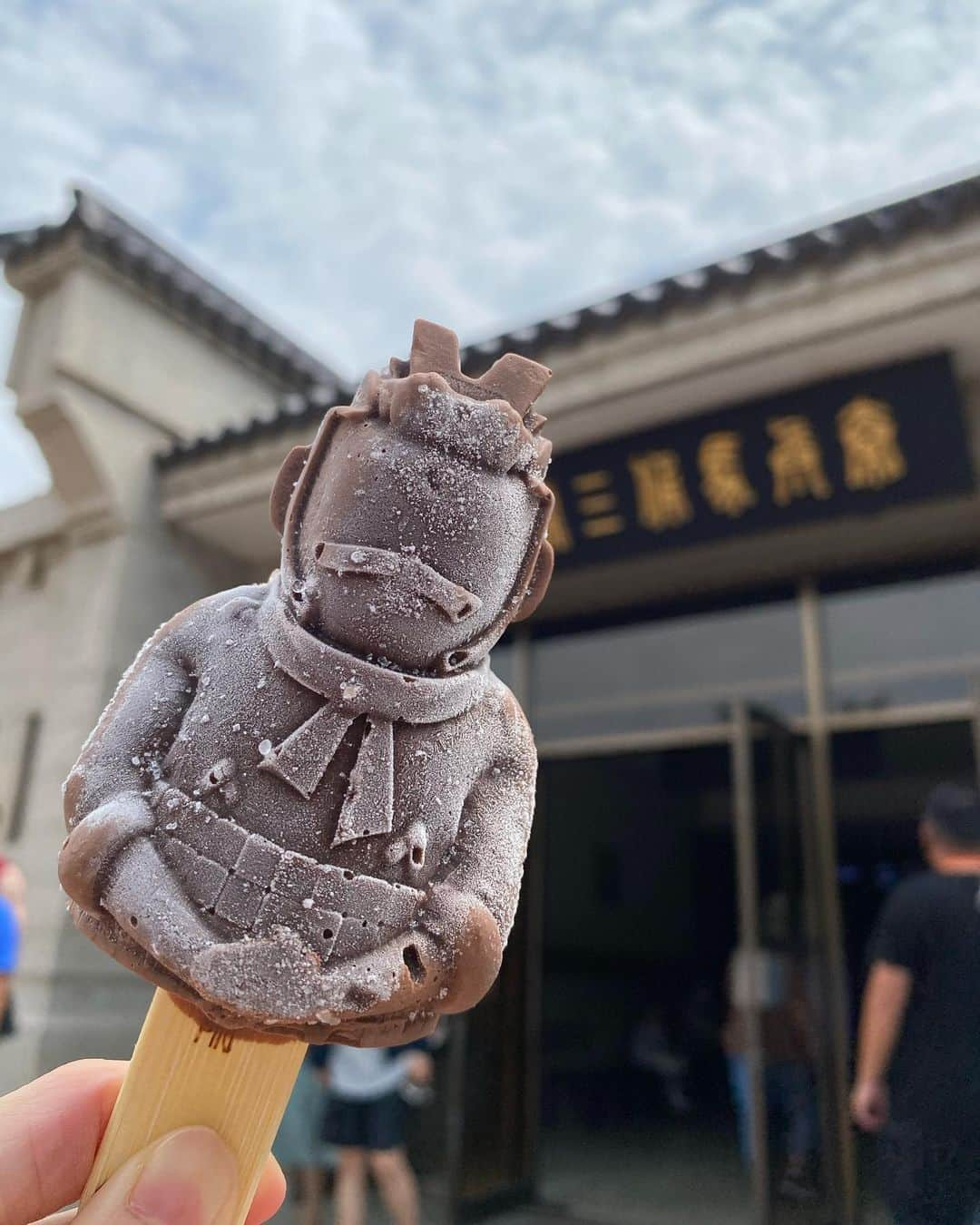 石沢綾子さんのインスタグラム写真 - (石沢綾子Instagram)「【🌿我的夏天旅游🌿】 夏の思い出をぽろぽろと。 　 先月、#西安 に行ってきました。 北京からは✈️で1時間半ほど、 距離の近さとアクセスの良さで メジャーな旅行先の一つです☝️ 　 長い中国の歴史の中で、 秦を始め13の王朝の都が置かれた古都。 シルクロードの東の起点でもあります。 　 見どころたくさんですが、何をさて置いてもまずは #兵馬俑  中国の歴史に明るくない私は、 #キングダム を読んで予習予習〜📚笑 　 ワクワク訪れた兵馬俑、 いざ目の前に広がる本物を目にすると、 その規模と精緻さに鳥肌が立つ感覚が…！！ ずらりと居並ぶ一体一体全て表情も体つきも違って、 今にも動き出しそうなリアルさ。 当時は鮮やかな彩色も施されていたそうです。  写真④⑤ 現在も発掘・修復が続く兵馬俑、 実際の修復作業の様子も見られました （そこは撮影禁止🙅🏻‍♀️） 修復途中の個体の中にはベッドに寝かされたものもあり、 本当の人間のよう🧍 　 写真⑥は、これまで発掘された2000体以上の中で、 唯一破損なく発見されたラッキーボーイの跪射俑💫 間近で見ると細部まで作り込まれているのがよくわかり、 技術力の高さを思い知りました。 これが2000年以上前に作られたって😳！ 　 往来が自由になったら 家族や友達と一緒にまた訪れたい☺️ 　  写真⑦は将軍の俑、 写真⑧は兵馬俑アイス将軍ver. こんなの見つけたら…買うよねぇぇぇ🍦 重ねた手の感じや服の飾りなど、 再現率の高さに拍手👏👏👏 最高気温40℃近い酷暑だったこの日、 美味しくいただきました😋 　 　 #北京生活  #beijinglife  #中国生活  #西安旅行  #兵马俑  #石沢綾子」9月24日 0時10分 - ayako__ishizawa