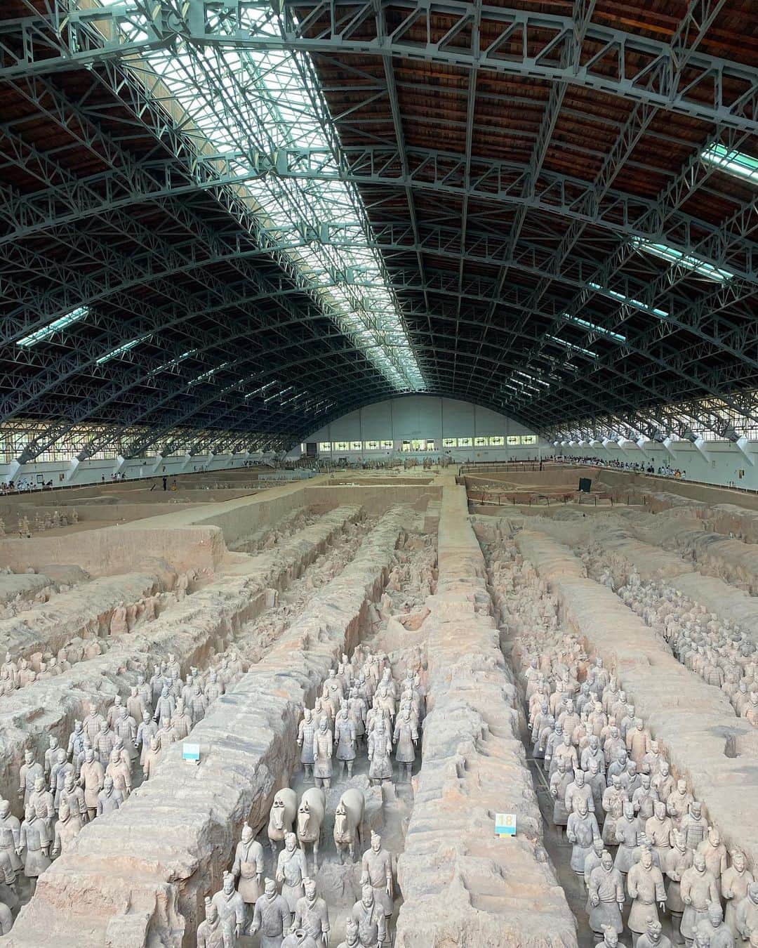 石沢綾子さんのインスタグラム写真 - (石沢綾子Instagram)「【🌿我的夏天旅游🌿】 夏の思い出をぽろぽろと。 　 先月、#西安 に行ってきました。 北京からは✈️で1時間半ほど、 距離の近さとアクセスの良さで メジャーな旅行先の一つです☝️ 　 長い中国の歴史の中で、 秦を始め13の王朝の都が置かれた古都。 シルクロードの東の起点でもあります。 　 見どころたくさんですが、何をさて置いてもまずは #兵馬俑  中国の歴史に明るくない私は、 #キングダム を読んで予習予習〜📚笑 　 ワクワク訪れた兵馬俑、 いざ目の前に広がる本物を目にすると、 その規模と精緻さに鳥肌が立つ感覚が…！！ ずらりと居並ぶ一体一体全て表情も体つきも違って、 今にも動き出しそうなリアルさ。 当時は鮮やかな彩色も施されていたそうです。  写真④⑤ 現在も発掘・修復が続く兵馬俑、 実際の修復作業の様子も見られました （そこは撮影禁止🙅🏻‍♀️） 修復途中の個体の中にはベッドに寝かされたものもあり、 本当の人間のよう🧍 　 写真⑥は、これまで発掘された2000体以上の中で、 唯一破損なく発見されたラッキーボーイの跪射俑💫 間近で見ると細部まで作り込まれているのがよくわかり、 技術力の高さを思い知りました。 これが2000年以上前に作られたって😳！ 　 往来が自由になったら 家族や友達と一緒にまた訪れたい☺️ 　  写真⑦は将軍の俑、 写真⑧は兵馬俑アイス将軍ver. こんなの見つけたら…買うよねぇぇぇ🍦 重ねた手の感じや服の飾りなど、 再現率の高さに拍手👏👏👏 最高気温40℃近い酷暑だったこの日、 美味しくいただきました😋 　 　 #北京生活  #beijinglife  #中国生活  #西安旅行  #兵马俑  #石沢綾子」9月24日 0時10分 - ayako__ishizawa