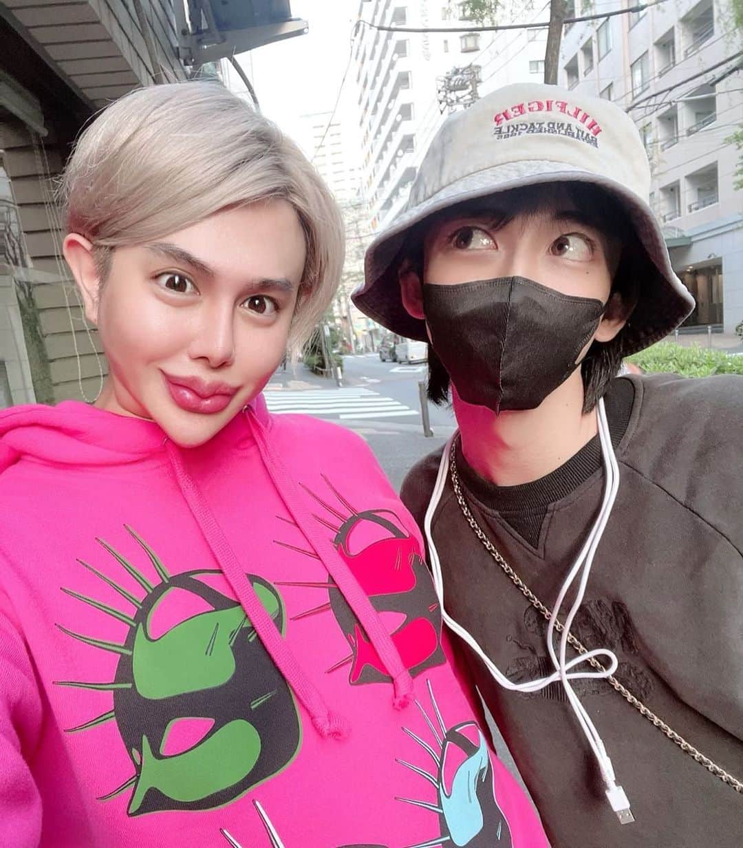 アレンのインスタグラム：「りゅうちぇると新宿御苑トコトコ💓とお散歩🌳してキャロル, ホッとひと息 カフェーﾙｧタィムリｧ💓☕️✨⭐️」