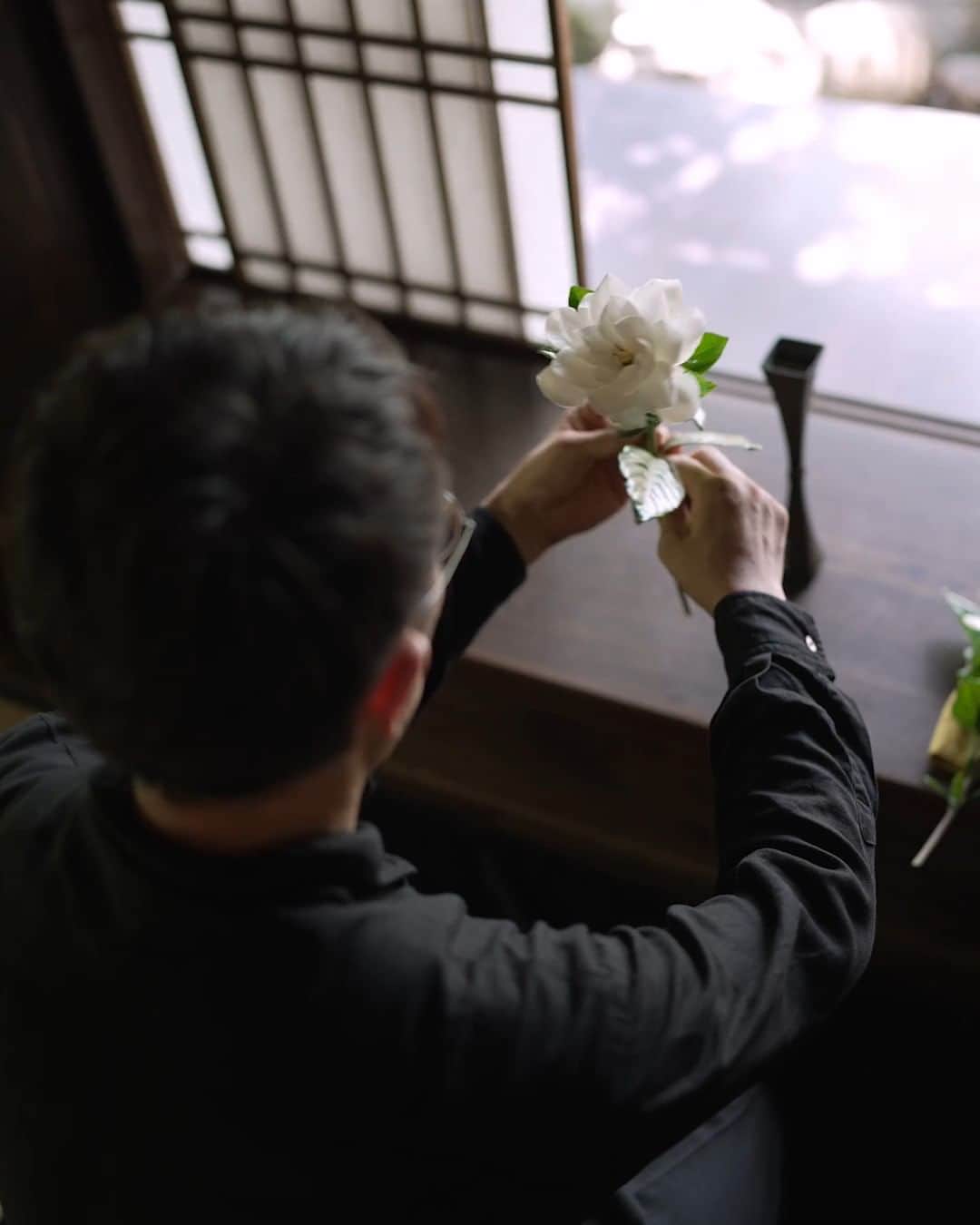 MAZDA Canadaのインスタグラム：「Ikebana is the Japanese art of minimalist flower arranging and can take years to master. Here’s a brief guide to get you started.​  1. The space around the arrangement is very important. Choose​ somewhere uncluttered.​ 2. Consider the direction of the light.​ 3. Use only a few flowers. Simplicity is powerful.​ 4. After placing each flower, assess the whole space.​ 5. Sit back and admire your unique artwork.​  Discover more about the Japanese art of #ikebana and how it​ inspired Mazda’s designs at the #MazdaStories link in bio. #MazdaCanada​ 🔴​ L’ikebana consiste à créer une composition florale minimaliste, un art japonais qui peut prendre des années à maîtriser. Voici un petit guide pour vous aider à démarrer.  1. L’espace autour de l’arrangement est très important; choisissez un endroit dégagé. 2. Tenez compte de l’orientation de la lumière. 3. N’utilisez que quelques fleurs. La sobriété produit un grand effet. 4. Après avoir placé chaque fleur, évaluez l'ensemble dans son espace. 5. Asseyez-vous et admirez votre œuvre d’art unique.  Découvrez-en plus sur l’art japonais de l’#ikebana et comment il a inspiré le design des Mazda en visitant le lien #MazdaMonde dans notre bio.」