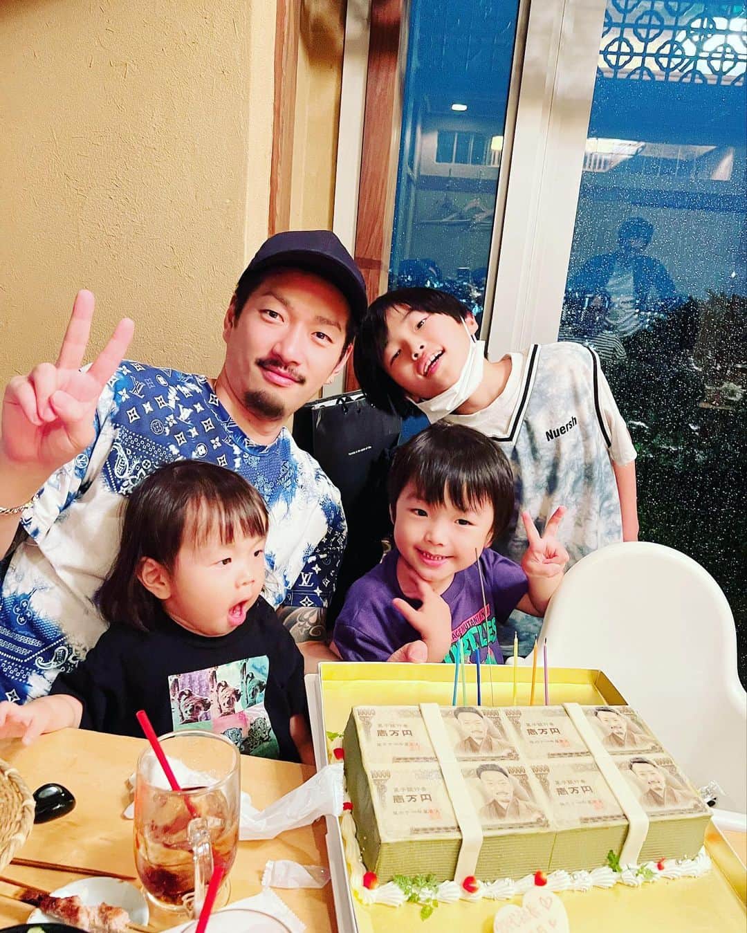 宮代東生のインスタグラム：「沢山プレゼントありがとうございました  #誕生日プレゼント  #35歳」