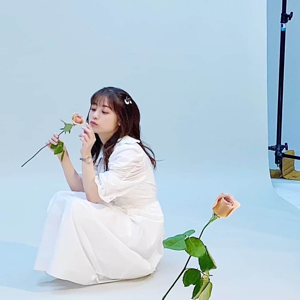 のインスタグラム：「こんにちは！環奈MGです。  Angel Heartの秋冬新作が発売になりました！  公式オンラインショップ限定のプレゼントキャンペーンも開催中ですので是非チェックしてくださいね。  毎月ビジュアルが更新されます。 今月はこちらのオフショットをシェアします！  #橋本環奈 #橋本環奈2022 #橋本環奈マネージャー #angelheart #エンジェルハート」