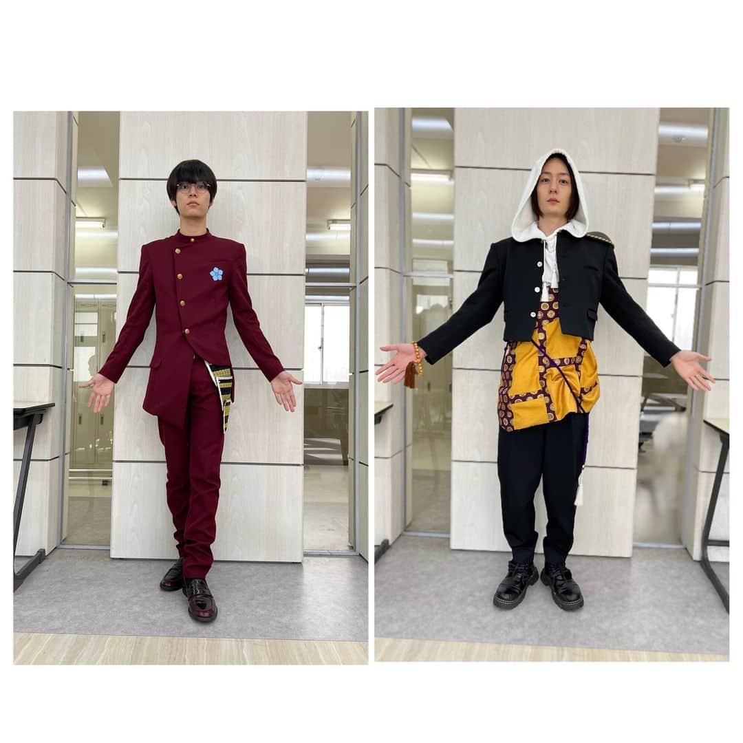 新・信長公記～クラスメイトは戦国武将～のインスタグラム：「日曜ドラマ『新・信長公記～クラスメイトは戦国武将～』  いよいよ明日、最終回✨よる10時30分 熱き死闘、ついに完結！  Twitterで募集した【武将に質問状】  皆さま、ご参加くださりありがとうございました🙌 その中で特に多かったのが…  『衣装 』について👕  先日クランクアップを迎えた座長 #永瀬廉 さん率いる＃新信長公記 チーム🏯 約3ヶ月間、着込んだ思い出たっぷりの衣装ともお別れ…🥻  クランクアップ直前のキャストの皆さまに…  ℚ𝟙.衣装のお気に入りポイントは？ ℚ𝟚.ご自身以外で着てみたい武将の衣装は？  お答えいただきました💮 別々に撮影しましたが同じポーズに💮  ✎𓂃𓈒𓏸 #武将に質問状_明智and上杉編✨𓂃𓈒  ◤明智光秀役 #萩原利久 さん ◢  𝔸𝟙.脚が長く見える。 眼鏡を含めて原作に近い衣装なので気に入っています👓  𝔸𝟚.毛利元就🏹  ◤上杉謙信役 #犬飼貴丈 さん ◢  𝔸𝟙.フードと数珠の紐。 フサフサしていて手触りがいい。  𝔸𝟚.武田信玄🛴  ーーーーーーーーーーーーーーー  ぜひ、衣装にもご注目🌟 新たな発見があるかも!?  𖡼.𖤣𖥧𖡼.𖤣𖥧𖡼.𖤣𖥧𖡼.𖤣𖥧𖡼.𖤣𖥧𖡼.𖤣𖥧𖡼.𖤣𖥧𖡼.𖤣𖥧𖡼.𖤣𖥧 #新信長公記 日本テレビ系全国ネット 毎週日曜よる10時30分 【主題歌】#KingandPrince 「#TraceTrace」 【公式 HP】https://www.ytv.co.jp/shinchokoki/ 【公式Twitter】@shincho_drama 【公式TikTok】@shincho_drama 【最新話見逃し配信】https://tver.jp/lp/episodes/ep4yck9xrw 【出演】 織田信長▶︎ #永瀬廉（#kingandprince ） 日下部みやび▶︎#山田杏奈 豊臣秀吉▶︎ #西畑大吾（#なにわ男子） 明智光秀▶#萩原利久 上杉謙信▶#犬飼貴丈 井伊直政▶#駿河太郎 竹中重治▶#栁俊太郎 本多忠勝▶#阿部亮平 加藤清正▶#須賀健太 酒井忠次▶#長田成哉 榊原康政▶#内藤秀一郎 毛利元就▶#片岡久道 前田利家▶#野村康太 真田幸村▶#田野倉雄太 今川義元▶#松大航也 龍造寺隆信▶#草野大成 　　　　○ 伊達政宗▶︎ #三浦翔平 武田信玄▶︎ #満島真之介 　　　　○ 黒田官兵衛▶︎#濱田岳 徳川家康▶︎#小澤征悦 別府ノ守与太郎▶︎#柄本明」