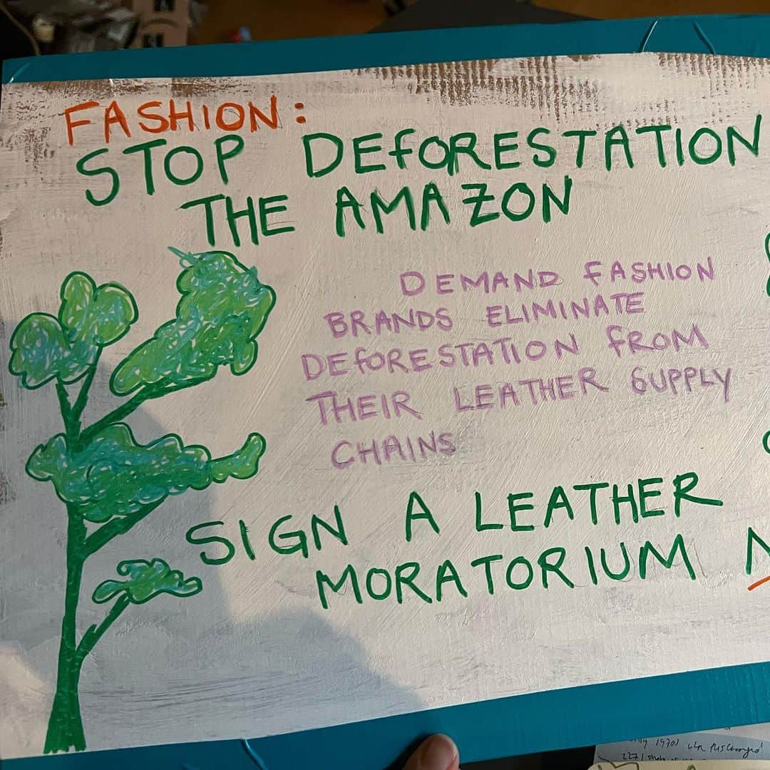 キャメロン・ラッセルさんのインスタグラム写真 - (キャメロン・ラッセルInstagram)「An honor to march with @globalalliancet @guardianesbos and the @modelactivist crew. Fashion industry—be in solidarity with the frontlines and sign a leather moratorium refusing to support deforestation of the Amazon. McDonald’s did it with soy and it worked. No excuses! We must stand with the #guardiansoftomorrow. #supplychange #fridaysforfuture」9月24日 3時35分 - cameronrussell