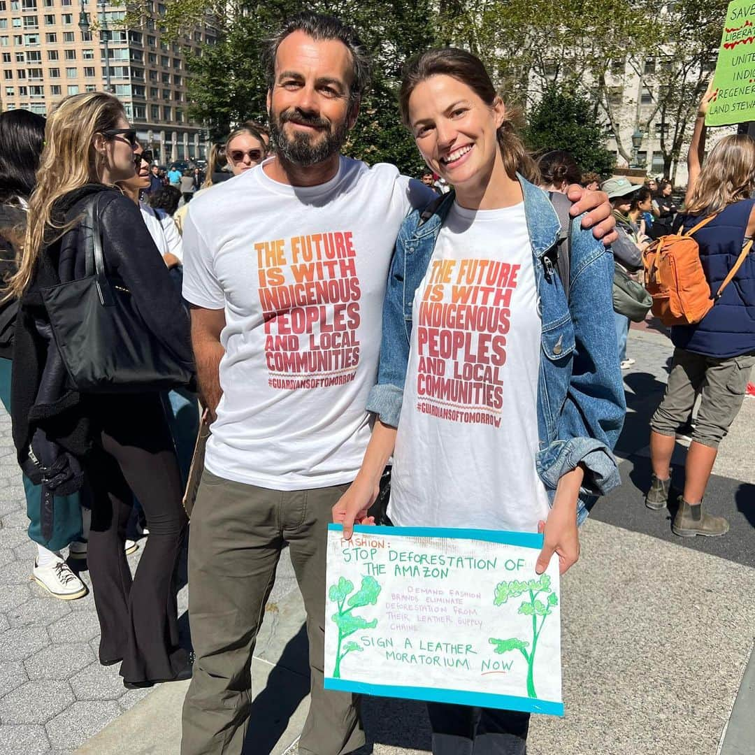 キャメロン・ラッセルさんのインスタグラム写真 - (キャメロン・ラッセルInstagram)「An honor to march with @globalalliancet @guardianesbos and the @modelactivist crew. Fashion industry—be in solidarity with the frontlines and sign a leather moratorium refusing to support deforestation of the Amazon. McDonald’s did it with soy and it worked. No excuses! We must stand with the #guardiansoftomorrow. #supplychange #fridaysforfuture」9月24日 3時35分 - cameronrussell