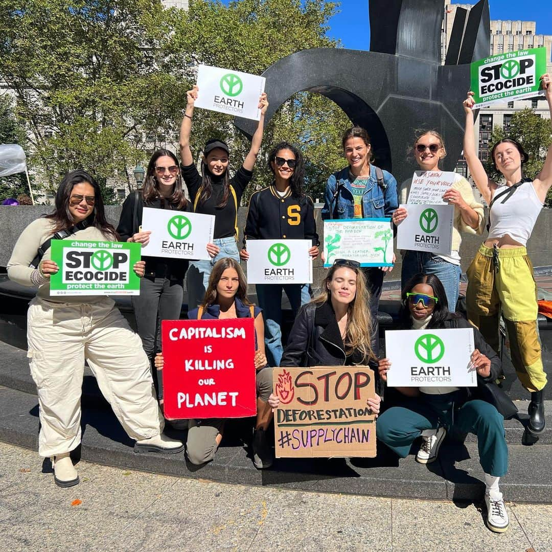 キャメロン・ラッセルのインスタグラム：「An honor to march with @globalalliancet @guardianesbos and the @modelactivist crew. Fashion industry—be in solidarity with the frontlines and sign a leather moratorium refusing to support deforestation of the Amazon. McDonald’s did it with soy and it worked. No excuses! We must stand with the #guardiansoftomorrow. #supplychange #fridaysforfuture」