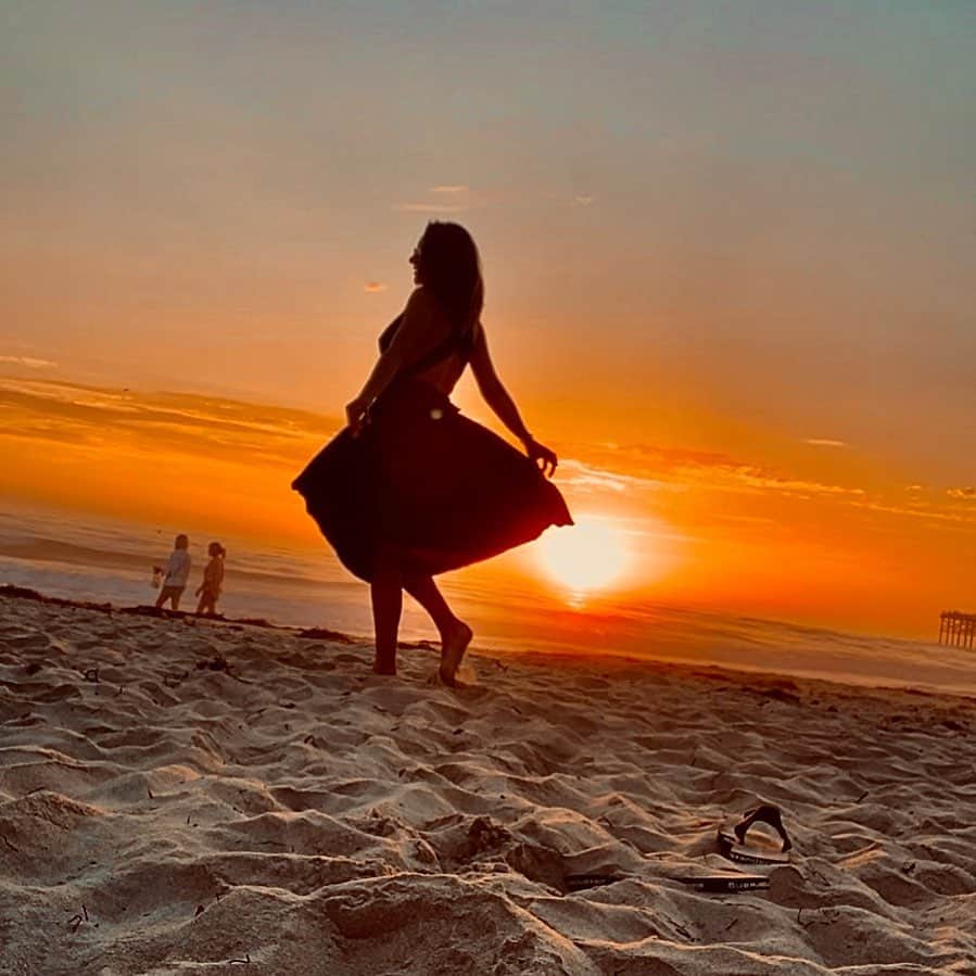 ギゼム・ギュレシェンのインスタグラム：「Biraz delilik, bize yeni renkler vermenin anahtarıdır.Bizi nereye götüreceğini kim bilebilir.?❤️ #lalaland #starsofcity #sunset」