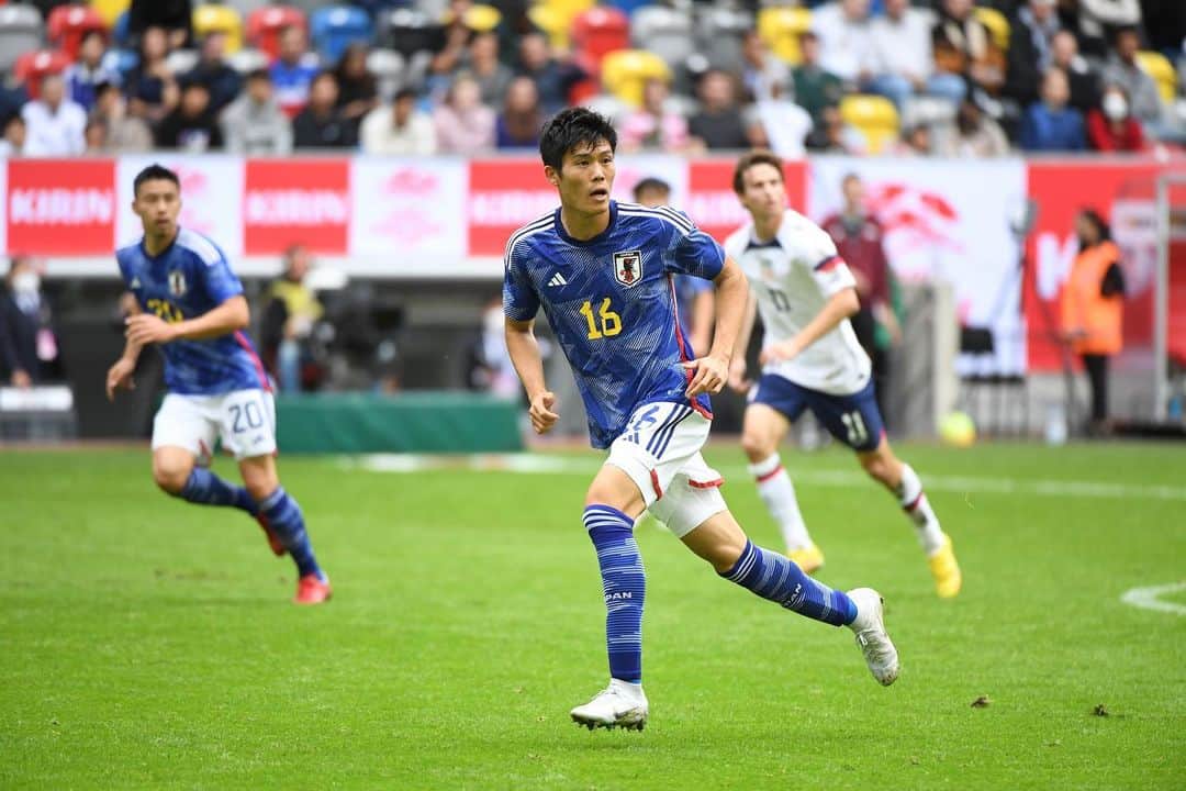 冨安健洋のインスタグラム：「Win and clean sheet. Delighted to be back on the pitch as a Japanese national team player @japanfootballassociation」