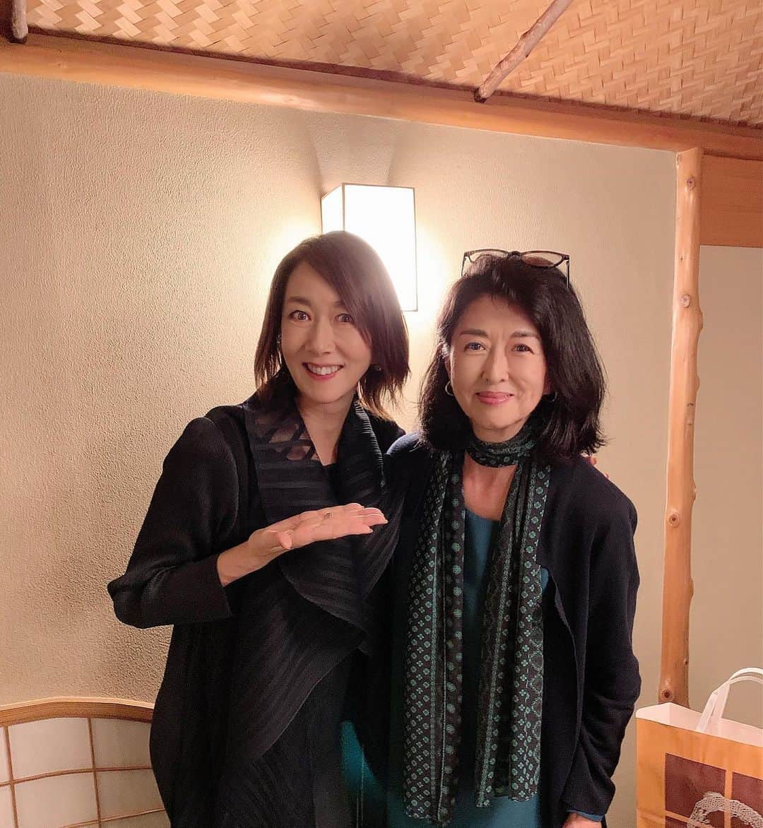 のインスタグラム：「憧れの田丸美寿々様と。  かつて田丸さんのキャスター姿に憧れ、報道キャスターを目指しました。  その田丸さんが担当していた「ザ•スクープ」という番組のキャスターになることができ、今もこうしてお目にかかってはお話しできる幸せ🥹  田丸さんはいつお会いしても凛としてカッコいい😍お仕事からは離れられたけど、忙しくされています。  素敵な先輩たちがいるから、走ることができる。私も後輩たちのそんな存在になりたいなと思った夜。  #田丸美寿々 様 #憧れ　#先輩 #ニュースキャスター #せっかくの機会なのに雨風で髪がボサボサやん😑」