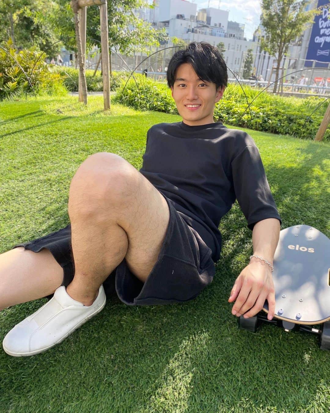 のインスタグラム：「・ 緑豊かなとこいると、落ち着く🍀 こういうとこで本読んだりゆっくりするの 好きやな〜 ⁡ 休んだ後は、スケボーでスーッと移動して、 また違うとこでゆったりして、、、 こうすると色々アイデア出てくるのよねん ⁡ 皆さんは、 どんな内省時間を作ってますか...?😌 ⁡ #ElosSkateboardsJP #teamElos #スケートボード #ある休日の一コマ #スケボー #スタイリッシュ」