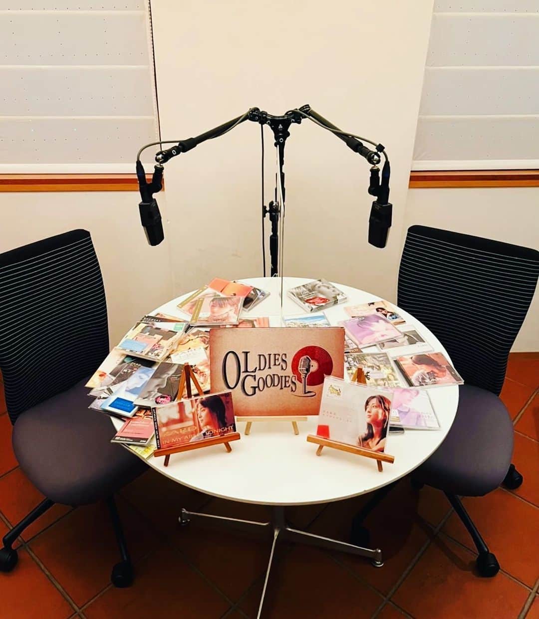 ZARDのインスタグラム：「📻Radio  FM滋賀 土曜お昼12時〜 「OLDIES GOODIES」 ナビゲーター：ばんばひろふみ・長戸大幸 @OLG__OFFICIAL  6週連続ZARD特集の第4回目。  9/24(土)オンエアのゲストはレコーディングやライブの現場で坂井さんのマネージャーを務めていた野口麻由さんです！ 是非お聞きください👂  ※最新情報は番組Twitterアカウント(@OLG__OFFICIAL)をご確認ください。  ※radikoのアプリダウンロードで全国からお聞きいただけます。 https://www.radiko.jp  #ZARD」