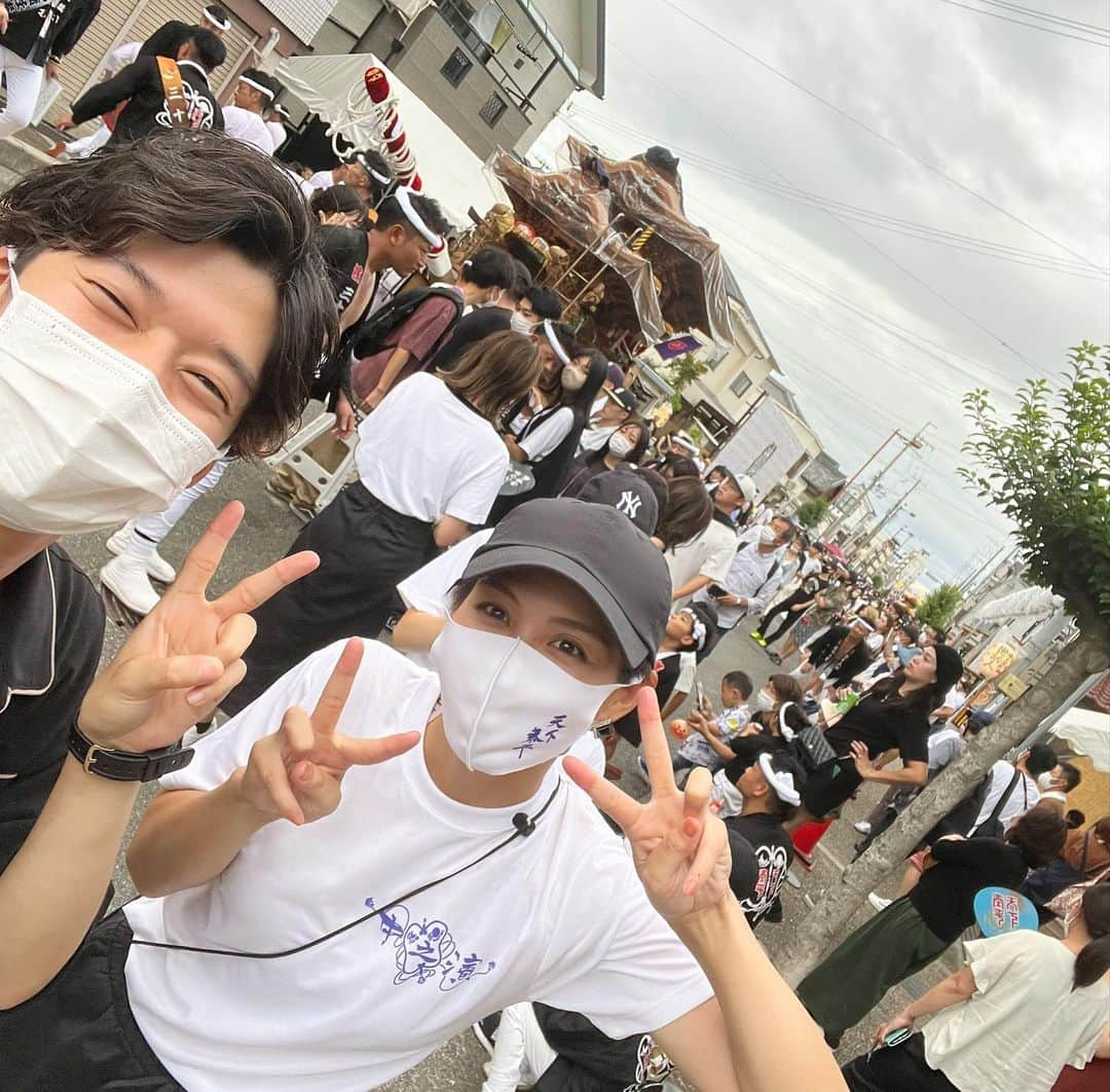 上田純樹さんのインスタグラム写真 - (上田純樹Instagram)「3年振りの『岸和田だんじり祭』  岸和田にはここ4年程毎週行ってましたが、だんじりが無くてお祭りが自体が3年ぶりでした。  気付いたら２日連続で観に行ってました。映像では無く生で見る熱気がすごかった。  その中で岸和田観光大使でコシノ三姉妹のコシノミチコさん ドラァグクイーンのサマンサさん 番組でお世話になってた川崎亜沙美さんとお久しぶりにお会い出来ました。  まだ来られたとこのない方へ  見所としましては、 まだだんじりを曳けない小さい子供たちは、謎のミニ風船だんじり曳いて走ってます。かわいいので注目して下さい！  #岸和田だんじり祭 #コシノミチコ さん #サマンサアナンサ さん #川崎亜沙美 さん #お供はお世話になっている番組のディレクターさん」9月24日 10時11分 - raionerutousan