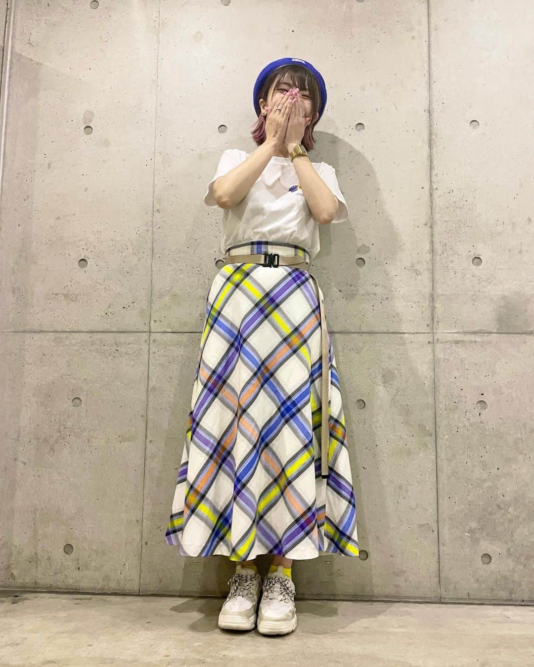ぱいぱいでか美のインスタグラム：「涼しくなってきたのに夏の装い載せちゃお . 9月頭くらいの写真！載せそびれてたから！ なんでこんなに笑ってるか思い出せないけど！ 涼しいこえて寒くなる前に載せる！ スカートは色味涼しげだけど秋も履くよん〜 ウクライナ支援のTシャツ、 普通にデザインも好きで夏いっぱい着てたな〜 自分の国ことでいっぱいいっぱいですと思ってしまいそうになる時もあるけど 常に意識的に情報に触れることが大事ですね そういう意味でファッションに取り入れられるのは 日常的に考えるきっかけにもなるから 素晴らしいと思います。 こういうの他にもあったら教えてほしい💙💛 . #xgirl #zozotown #ウクライナ支援 #milkfed #2365 #でか美私服 #でか美衣装」