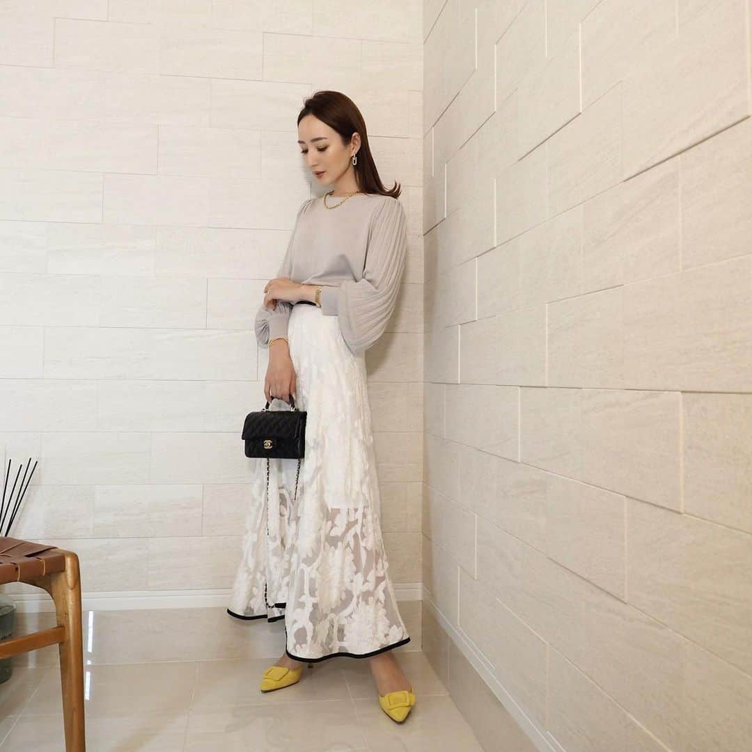 のインスタグラム：「またもや袖ぽわんに惹きつけられ🫶🏻 この時期1枚で心地よく着られるニットカーディガンを❤️ ありそうで持っていなかった 袖がプリーツのガーデ✨ ちょっとたくし上げると、ぽわん度が増し増し🥹❤️ さらには、前後2wayで着られるお得感も満載なので 前後変えてプルオーバー、羽織りとしても活躍😍  skirt Style top @classicalelf_official #クラシカルエルフ  #2way袖プリーツニットカーディガン　グレイッシュベージュMサイズ着用 skirt #greedinternational  shoes#manoloblahnik  bag#chanel  pants Style bottom#deuxiemeclasse  shoes#gianvitorossi  bag#hermes  #クラシカルエルフ #classicalelf #エルフコーデ #タイアップ #uniqlo #gu #zara #ユニクロ #ジーユー #ザラ #zozo #zozotown #zozotown購入品 #ニットカーディガン #レトロトップス #プリーツ袖#クラシカルエルフ #classicalelf #エルフコーデ #タイアップ #uniqlo #gu #zara #ユニクロ #ジーユー #ザラ #zozo #zozotown #zozotown購入品 #ニットカーディガン #レトロトップス #プリーツ袖」