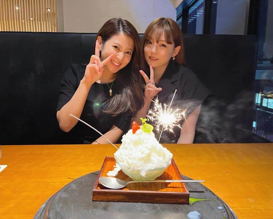 篠崎愛のインスタグラム：「・  りま( @rima_nishizaki )ハッピーバースデー🎉✨  本当は誕生日6月なんだけど、私だけ祝ってもらったままずっとお祝い出来てなかったので、遅ればせながら私の大好きな焼肉屋さんで何年か分まとめてお祝いしました！✨  かなり久々に会ったけど、相変わらずハッピーオーラ満載の素敵な女でした🐷💓  またあそぼ🫶🫶🫶  #遅すぎる誕生日祝い #蕃yoroniku #3枚目のやつ美味しすぎ」