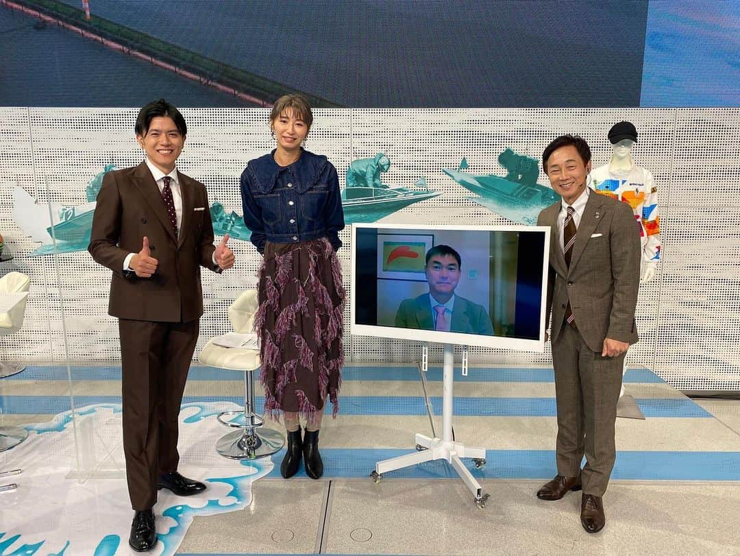 大友愛さんのインスタグラム写真 - (大友愛Instagram)「今日はボートレース🚤ヤングダービーの生中継に出演させていただきました😆  ボートレースに詳しくなくって ドキドキでしたが 青木さん @aoki.genta  植木さん @michihiko_ueki  のわかりやすい解説のおかげで楽しい時間になりました💗  ボートレースは 自分のコンディショニングはもちろん 対戦相手の研究！ 風や気温の変化も関係するし なにより モーターやプロペラまでも自分で整備して試合に臨むそうです‼️‼️‼️ アスリートの枠を越えてるんでわないか😳😳😳と奥の深さを感じました❤️‍🔥  ３周の間に繰り広げられる駆け引き⚡️ 手に汗握る展開でした💨  岩瀬さん⚾️もボートレースとっても詳しかったです❤️‍🔥 今回はリモートでしたが お会いしてみたかったです❕❕  レースに植木さんの解説に夢中に聞き入ってたら あっとゆー間に 中継が終わってしまいました‼️貴重な経験をさせていただきありがとうございました💖  とっても楽しかったです🙌  明日はG1ヤングダービー決勝戦です💪🏻 お見逃しなく🔥🔥🔥  #ボートレース #G1 #ヤングダービー」9月24日 21時58分 - ai_dayooon