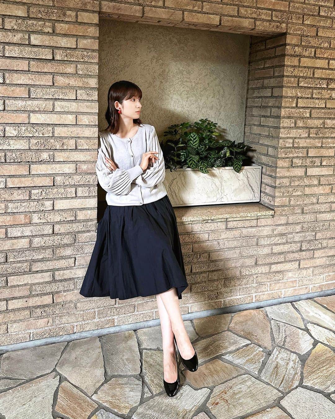 杉枝真結のインスタグラム：「☺︎ 母から貰ったイヤリングの “赤” が差し色！❤️  ワンピース一枚に、 レトロデザインな袖プリーツの カーディガンを羽織ってみました☺️👗  大人可愛い、落ち着いたファッションの日。  cardigan / @classicalelf_official (グレイッシュベージュ・M) dress / ？(import item、select shop) earring / 母からのプレゼント heels / COLE HAAN  #クラシカルエルフ #classicalelf #エルフコーデ #タイアップ #uniqlo #gu #zara #ユニクロ #ジーユー #ザラ  #zozo #zozotown #zozotown購入品 #ニットカーディガン #レトロトップス #プリーツ袖 #コーデ記録 #秋服 #秋コーデ」