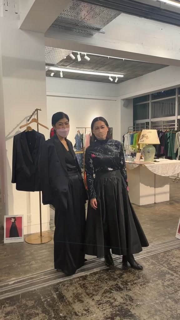 のインスタグラム：「\ 明日まで /  ＜サロン・ド・丸山邸 in 福岡＞ 🪄 instagram live ！🪄  ___  今シーズンも福岡にて＜サロン・ド・丸山邸＞を開催！🌹  KEITAMARUYAMA 2022 秋冬Collectionを豊富に取り揃え、一部福岡だけのスペシャルプライスアイテムもご用意いたします。👏🏻  またCASA KEITA 「EXOTICA」シリーズや、 オリジナルオーダーランプもお目見えします。  会期：9/24(土) 11:00 - 19:00 　　　9/25(日) 11:00 - 15:00  会場：UNION SODA 福岡市中央区大名1-1-3 石井ビル2F  九州の皆様、この機会に是非お立ち寄りください。  －📞お問い合わせ先🛒－ 【 丸山邸 MAISON de MARUYAMA 】 〒107-0062 東京都港区南⻘山4-25-10 TEL: 03- 3406-1935 MAIL: info-store@keitamaruyama.com . . #unionsoda #博多 #福岡 #keitamaruyama #ケイタマルヤマ #丸山邸 #maisondemaruyama #ポップアップ」