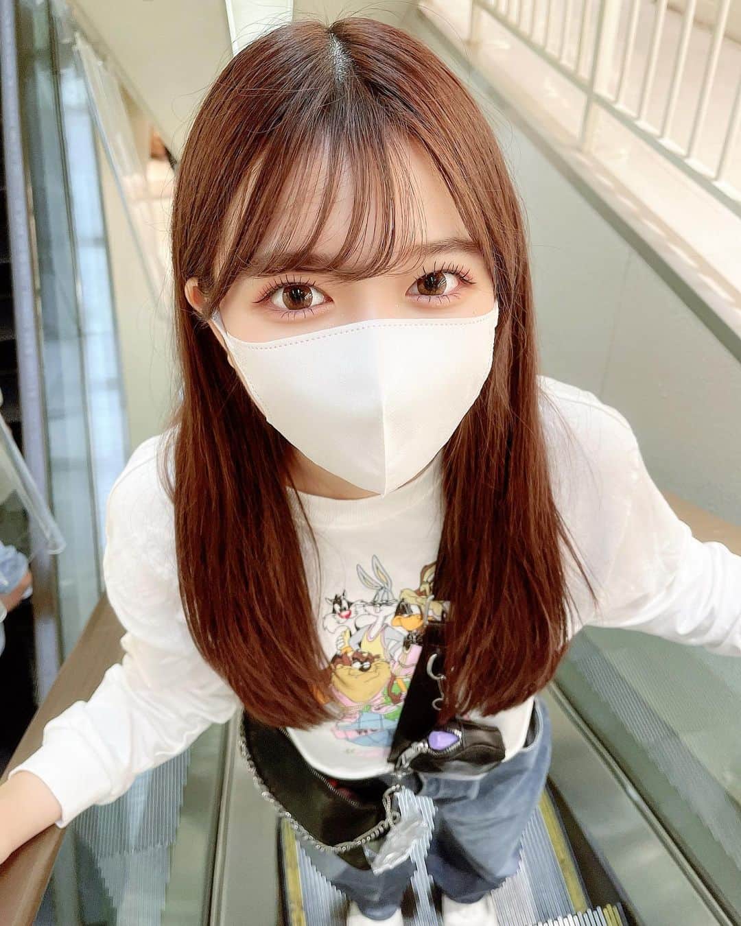 のインスタグラム：「エスカレーター初めて乗る人みたい。 でもこのせまい小さめのエスカレーターがだいすき！ #それよりもバックから目薬出てるのが気になるよ俺は」