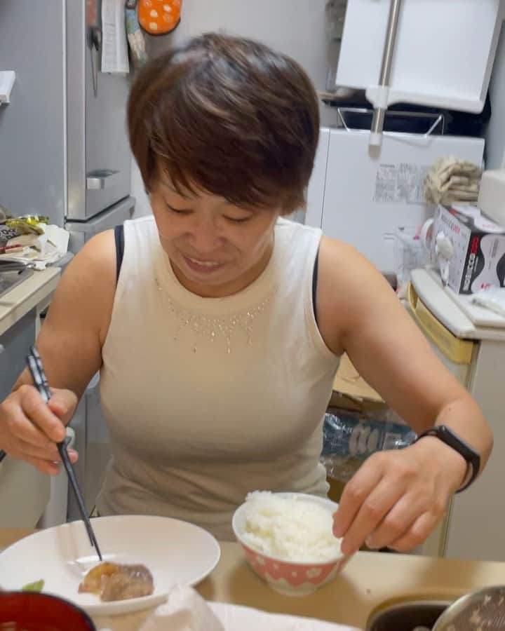 松田瑞生のインスタグラム：「＊  お母さん57歳！誕生日おめでとう👏  去年は黒毛和牛やったから今年は松阪牛！ A5ランクのサーロインステーキと リブロースステーキを🥩 お肉焼く為の脂の肉まで食べるくらいに 脂身のお肉大好き笑笑  どれだけ忙しくても、睡眠時間がなくても『しんどい』『疲れた』そう言うマイナスな言葉をお母さんから聞いたことはない。そして、忙しいことを言い訳にしてやるべき事を疎かにすることも一切ない。 いつも元気で明るくてポジティブなお母さんに尊敬してるし永遠の憧れ。  まだまだ元気で健康に！長生きしてな❤️ 世界一のお母さん！だいすき愛してる🥰 お母さんの娘で居れて幸せです💕  今日も松田家は笑顔いっぱいに 包まれてました😚幸~  #明美　#57歳　#9月23日　#おめでとう」
