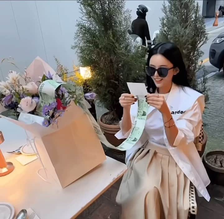 キム・ボラムのインスタグラム：「매번 지인들 생일에 깜짝파티해주고 이벤트에 진심이였던 언니 ♥️ 이벤트걸 염규리씨 축하하고 늘 고마워😍」
