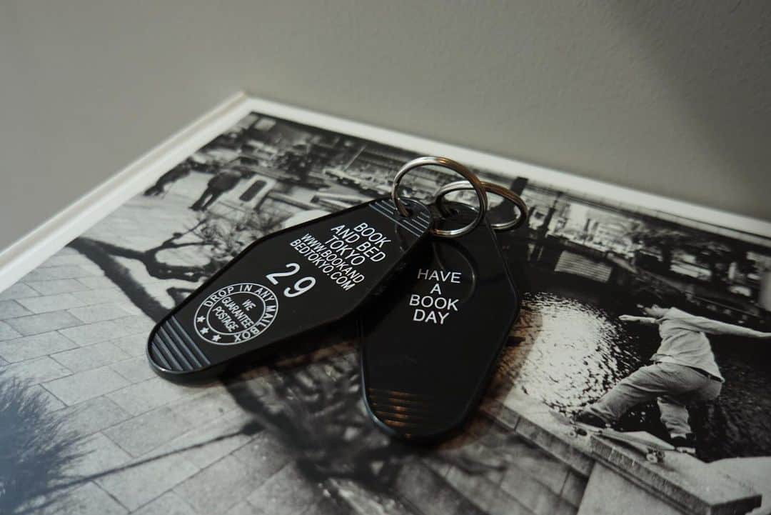 BOOK AND BED TOKYOのインスタグラム：「ㅤㅤㅤㅤㅤㅤㅤㅤㅤㅤㅤㅤㅤ こんばんは、BOOK AND BED TOKYOです。 ㅤㅤㅤㅤㅤㅤㅤㅤㅤㅤㅤㅤㅤ とてもご無沙汰な投稿になってしまいました。 今回は再販スタートしました、商品のご案内です。 ㅤㅤㅤㅤㅤㅤㅤㅤㅤㅤㅤㅤㅤ " BNBT HOTEL KEYTAG " ¥1,100 🗝️ ㅤㅤㅤㅤㅤㅤㅤㅤㅤㅤㅤㅤㅤ 新宿店,心斎橋店共に店頭での販売も行っております。 お立ち寄りが難しいお客様がいらっしゃいましたら、 BASEでの販売をしておりますので この機会に是非...! ㅤㅤㅤㅤㅤㅤㅤㅤㅤㅤㅤㅤㅤ ㅤㅤㅤㅤㅤㅤㅤㅤㅤㅤㅤㅤㅤ 不安定な天気が続きますが、 寒暖差に注意してご健康に過ごしてください。 ㅤㅤㅤㅤㅤㅤㅤㅤㅤㅤㅤㅤㅤ BNBTはいつでも元気に営業しております。 いつでも皆様のご来店お待ちしております。 ㅤㅤㅤㅤㅤㅤㅤㅤㅤㅤㅤㅤㅤ ㅤㅤㅤㅤㅤㅤㅤㅤㅤㅤㅤㅤㅤ #bookandbedtokyo  #bookandbedtokyoshinjuku  #bookandbedtokyoshinsaibashi」