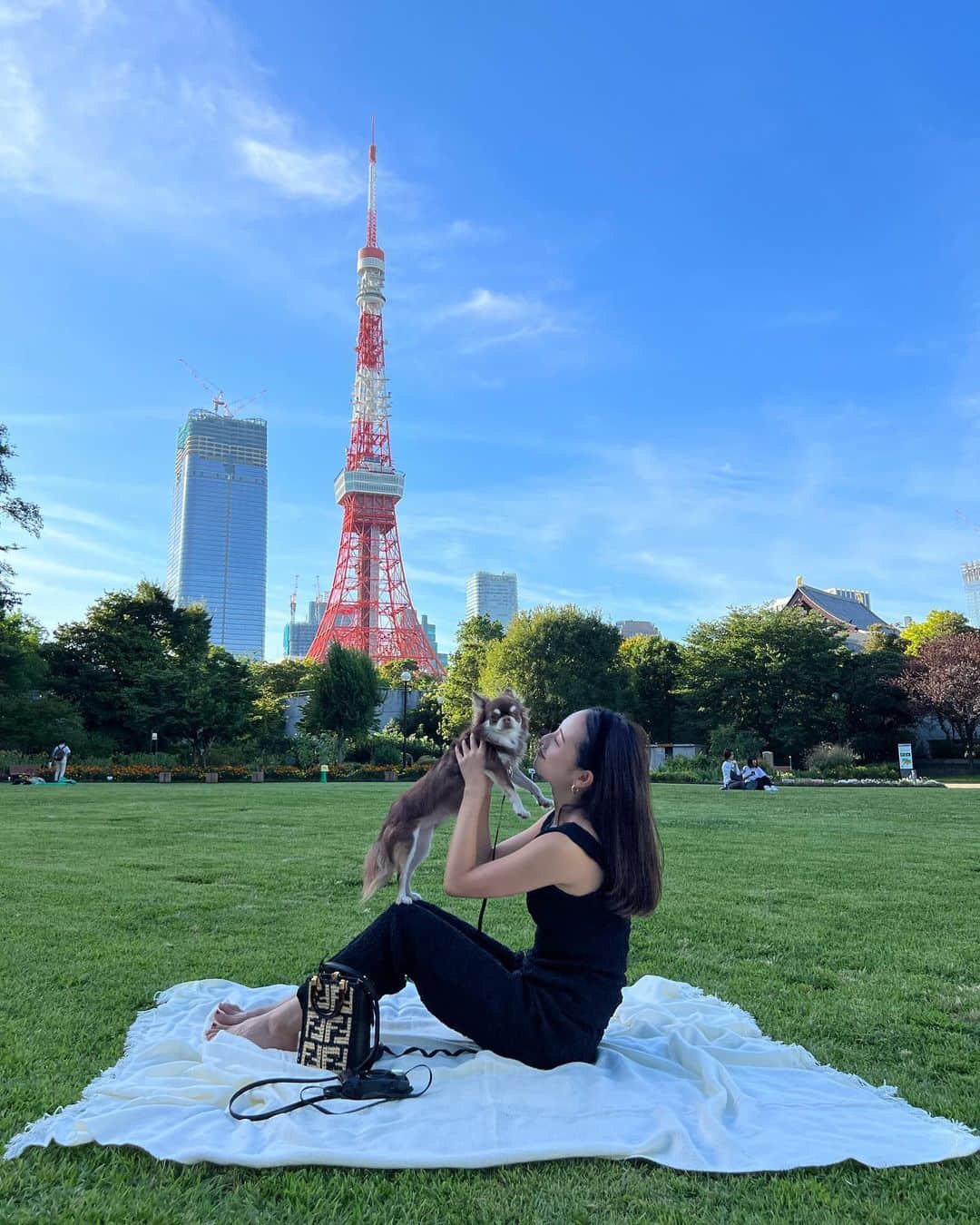 のインスタグラム：「ピクニック🗼  これぞ休日！みたいな日を過ごしたいつかのお休み  友達とシェリーと太陽感じて エネルギーチャージした日☀️  次はジェラートリベンジしよ〜  #aocode #picnic #ピクニック」