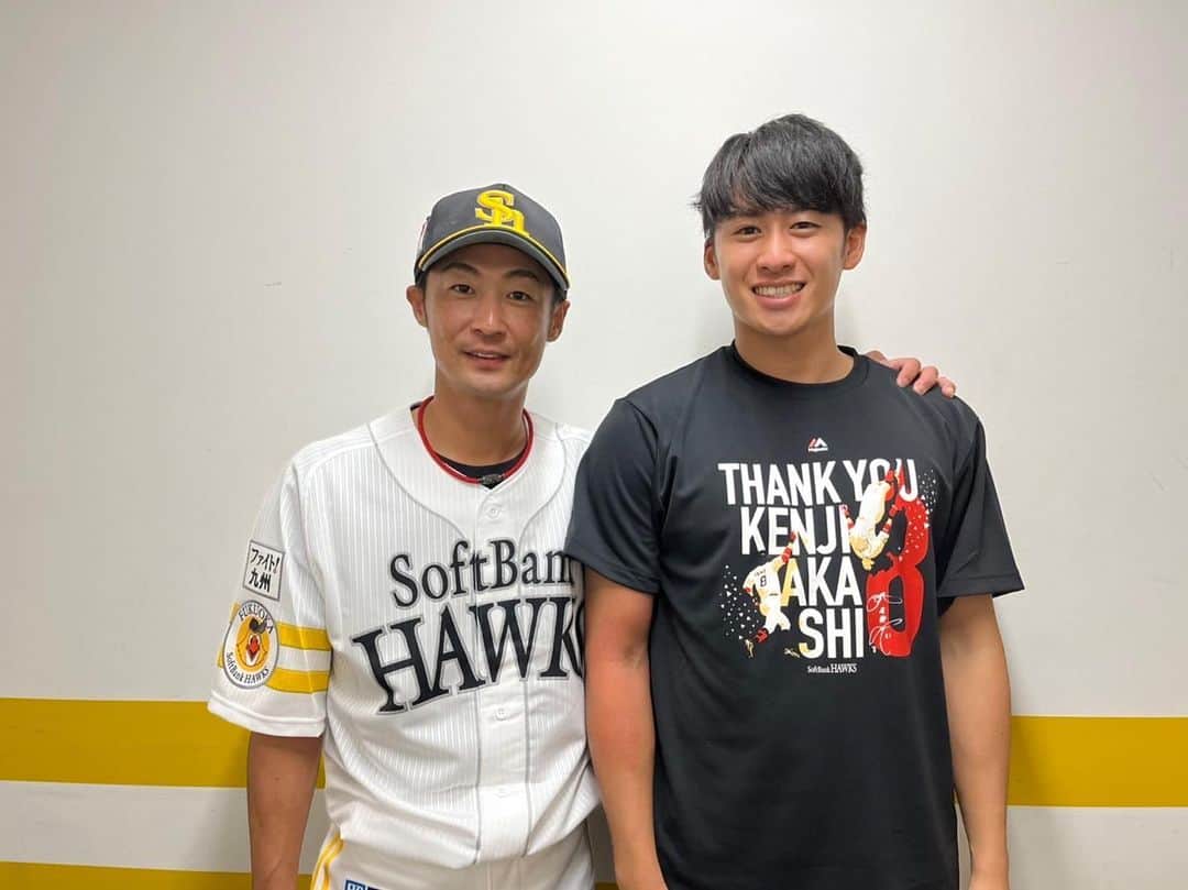 板東湧梧のインスタグラム：「明石さん19年間お疲れ様でした！ 最後の試合に勝つ事が出来て本当に嬉しく思います！！ 2020年、サヨナラのピンチをファインプレーで助けてもらったのは一生忘れません！ ありがとうございました😊」