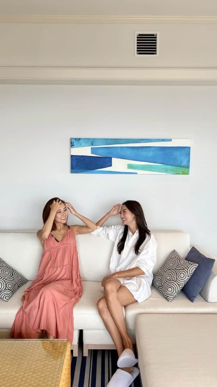 のインスタグラム：「HOTEL SHIGIRA MIRAGE 今回のお部屋は プレミアムスウィートに。  親友と最後の二人旅なので贅沢な大人旅🫶🏽  お部屋はオーシャンビューで ベット、バスルームとクローゼット共に2つずつ。 バルコニーにはジャグジーも✨  アメニティは @newbottega 。  寝る時だけは 私のお部屋で一緒に仲良く寝ました🤣🥰🤍笑  ３０代に入り  1つの節目と１０年の記念と 最後の親友との二人旅を 特別なお宿でゆっくり過ごす事ができてよかった🫶🏽  家族や恋人はもちろんですが、 親友や親しい友人と来るリゾートは 感慨深いものがありました。  #shigira #shigiramirage #premiumsuite #シギラ #シギラミラージュ #大人女子旅」