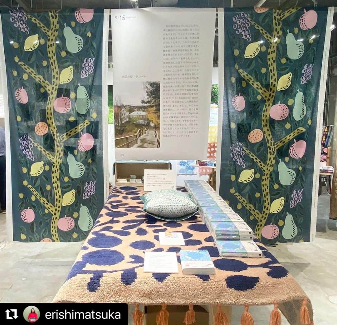 stacksto（スタックストー）のインスタグラム：「#Repost @erishimatsuka with @use.repost ・・・ Exhibition ends tomorrow! I will be there!  いよいよ明日25日は展示の最終日。私も13時頃から17時頃まで在廊予定です。  本にサインも喜んでお書きしますので、気軽に話しかけてください。フィンランドの暮らしやデザインの質問などもぜひ聞いてくださいね。  それでは、明日お会いするのを楽しみにしております！   @hobonichi_no_tobichi .  Warmly welcome!  本日より、TOBICHI東京にて展示が始まります。9/15-25までですので、是非いらしてください。  Posted @withrepost • @hobonichi_no_tobichi 色鮮やかで、かわいらしいデザインが魅力の テキスタイルデザイナー、 イラストレーターの島塚絵里さん。 2007年にフィンランドに移住し、 テクニカルデザイナーとして マリメッコ社で勤務をしたのち独立、 その後、幅広い分野で活躍されています。 ほぼ日は、島塚さんとともに、 ほぼ日手帳2023のカバー 「Hedelmapuu（ヘデルマプー）」と、 週間タイプのほぼ日手帳weeks 「Manty（マンテュ）」をつくりました。  この手帳と、最新のエッセイ 『フィンランドで気づいた小さな幸せ365日』の 発売を記念して 「島塚絵里 フィンランドで気づいた小さな幸せ展」を 開催します。 著書の中から一部を展示したり、 多彩なグッズや、手帳のデザインになった 果実や松の木などの版画も販売します。 ぜひ島塚さんのデザインに触れにいらしてください。」