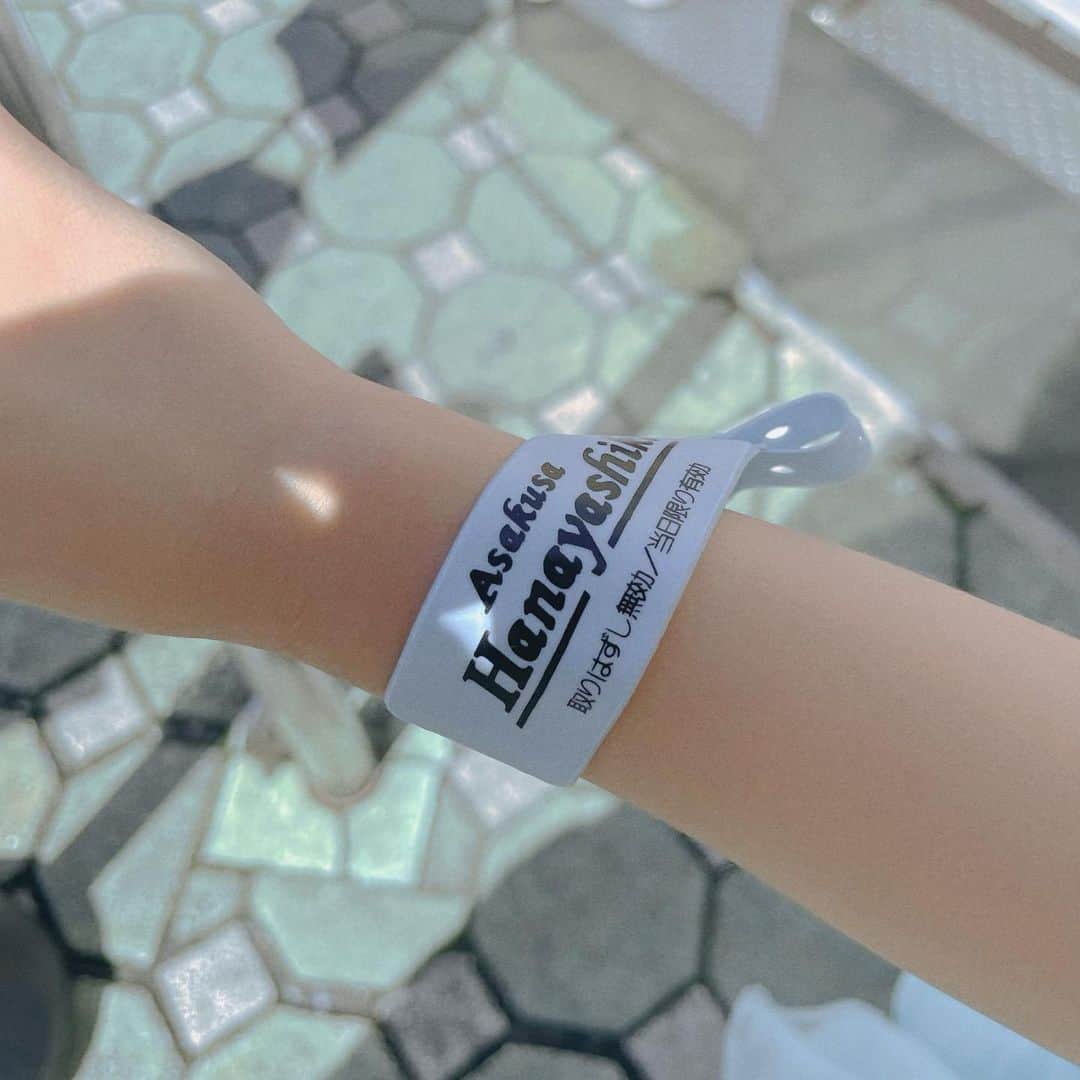 樋口柚子のインスタグラム：「姪っ子と花やしき☀️ 手にフリーパス付けて、弾んだ心が手に取るようにわかるの 愛おしくて癒された〜〜🧡 付き添いのメリーゴーランド🎠」