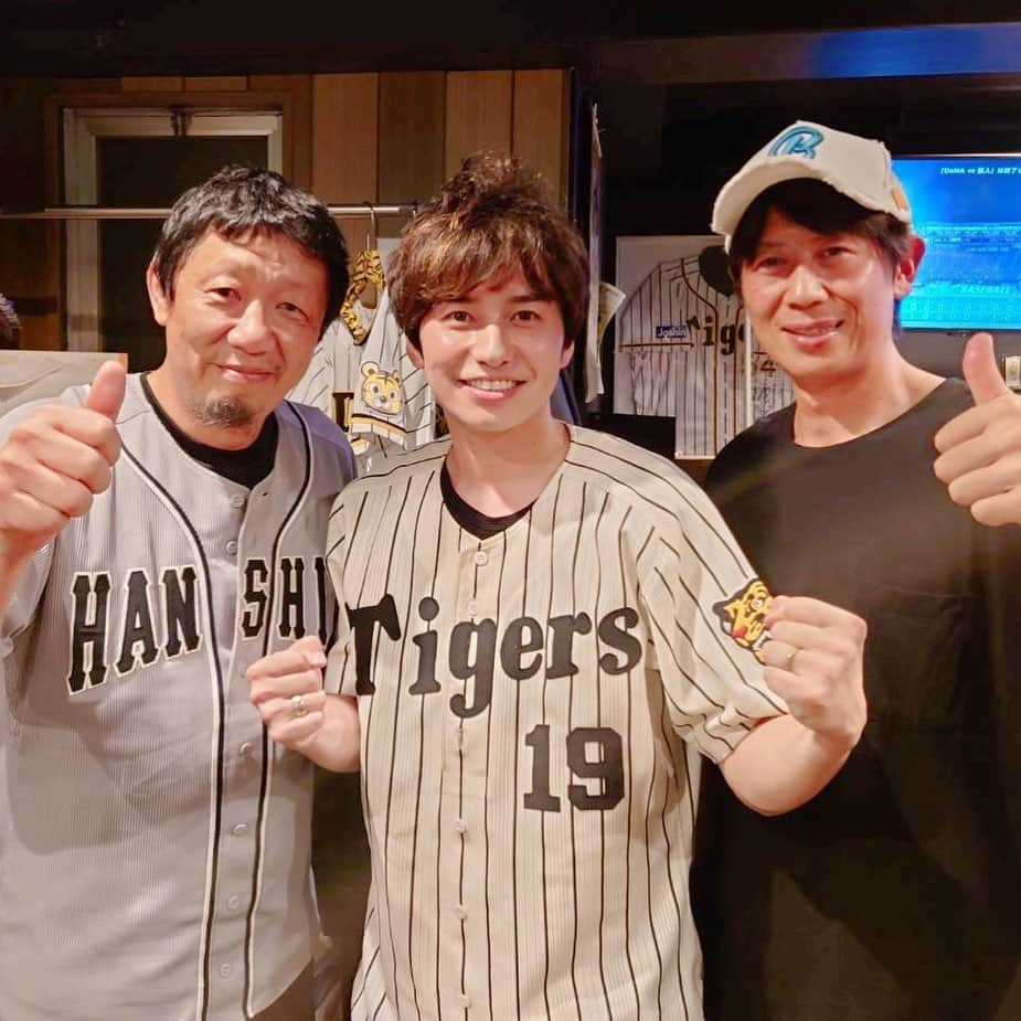 武田航平さんのインスタグラム写真 - (武田航平Instagram)「川尻さんと的場さん⚾️🐯⚾️🐯 タイガースタジアムにて試合前夜祭。 楽しかった〜！ 川尻さんの優しい人柄と的場さんのイケメンお兄ちゃん感がたまらなくて色々お話しさせて頂きました😊 ありがとうございました。 またタイガースタジアム遊び行かせて頂きます！  #タイガースタジアム #阪神タイガース #三茶タイガース #川尻哲郎 さん #的場寛一 さん  追記…思いがけずタイガースのユニが評判よいので、野球の様子を次またアップします☺︎」9月24日 13時06分 - kouhei_takeda.official