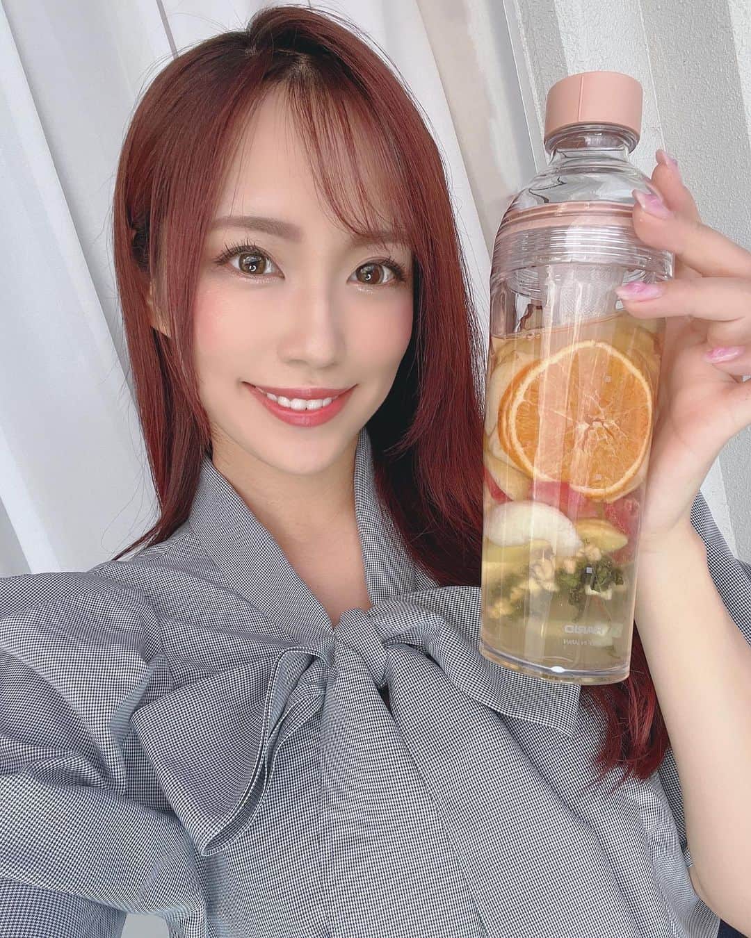 のインスタグラム：「紅茶好きな私が最近ハマっているのが DOZO FREESH のフルーツティー🍊🍓🍑💗  無添加で砂糖不使用、 本物のフルーツをたっぷり使用しているから フルーツ本来の自然な甘みを感じられて すごく美味しいの☺️ カロリーゼロ、カフェインレス＆カフェインゼロで 健康的に飲めるのも嬉しいポイントだなと！  1パック389円で、パックにはドライフルーツが どっさり入っていて初めて見た時はびっくりしました！  Freeshのフルーツティーは4種類あって、冷水、炭酸水、お湯、どれにも適した配合となっているので 好みや気分で種類を選んだり飲み方も変えたりできて リフレッシュするのにも丁度いいです✨  1枚目で私が持っているのはFLAMINGO PEACH で、 4枚目はRUBY DRAGON(*^^*) ボトルに入れたフルーツティーは見た目にもかわいいから、持ち運んで外で飲むのもオシャレだよね😚 今日はルイボスティーが飲みたいから AMBER PINEをいれる予定🍍  フルーツ自体の優しい甘みがほんとに美味しいから みんなも @dozofreesh_official の フルーツティーを試してみてね☺️  ▶︎https://www.freesh.com  #dozofreesh #フルーツティー #ノンカフェイン #インナービューティ #美容day #ヘルシーフード #カロリーゼロ #ダイエット生活 #トロピカルフルーツ #フルーツ好き」