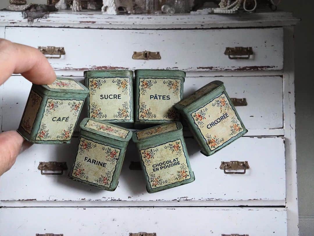 kiyomiさんのインスタグラム写真 - (kiyomiInstagram)「♡ ・ original handmade miniature  size 1/6 #chocolatmenierbox   ・ #ショコラメニエ #ティン缶 コンプリートさせました♡ ・ ・ 柄は一緒ですが ロゴで花柄の色が違ったので　 （ピンク、オレンジ）  色分けして作ってみました  今回は後ろにも柄を入れました♩  ・ ✋協力✋・・・息子👦 ・  ・  ・  #ミ二チュア#miniature  #フランスアンティーク #Bundt#マドレーヌ#フランスアンティーク#Antique#フランス #cake#マドレーヌ型 #instagramjapan #Madeleine#パウンド型#photographyoftheday#焼き型#小さいもの  #kitchen #cute #陶器ポット#アンティーク #カフェオレボール#ホウロウ#キッチン雑貨#ティン缶 #ブレット缶#キッチン雑貨#kitchen」9月24日 14時32分 - chiisanashiawase2015
