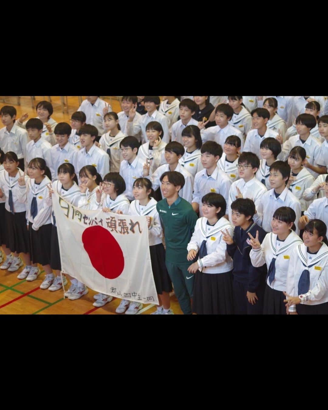 遠藤日向のインスタグラム：「先日、母校である郡山第四中学校で講演会をさせていただきました。  初めて全国大会に出場し初めて全国大会で優勝したのが中学生の時です。  入学当初は同じ長距離の女子の選手に負けるほど足が遅かった私を全国優勝するまで指導してくださったのが、当時陸上部の顧問の先生であった鈴木貞喜先生でした。  余談ですが、現役時代貞喜先生は800mで日本選手権を入賞するレベルの選手でした。  そして現駒澤大学コーチである藤田敦史さんを陸上部に勧誘し、陸上を始めるきっかけを作ったのが貞喜先生です。  元800mランナーってこともあり、練習は距離や量ではなく、スピードやレースペースに特化した練習が多かったです。 私にはその練習法があっていたのか全国優勝まで導いてくれました。 改めて私は指導者に恵まれてきたと感じました。  話が長くなりましたが、講演会で私自身が伝えたいことは伝えることができたと思います。 これからも生徒たちの憧れる選手でいられるように来シーズンは今シーズン以上の走りをできるように頑張ります。  貴重な経験ありがとうございました。  #郡山第四中学校」