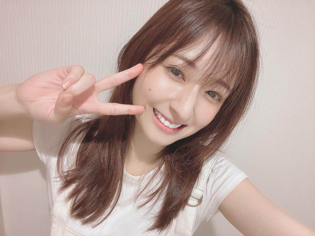 岡田彩花さんのインスタグラム写真 - (岡田彩花Instagram)「. #お座敷コブラ #舞台TRIANGLE . . お座敷コブラ14畳目公演「TRIANGLE」  2022年11月30日(水)〜12月4日(日)  作・演出：伊藤裕一  【出演】 古林一誠 梶原航 / かとう唯 宮森セーラ / 今村美歩 岡田彩花  音楽:P A K s h i n ( C a l m e r a ) . . 11/30(水)19:00💠 12/1(木)19:00💜 12/2(金)14:00💠  19:00💜 12/3(土)13:00💠  18:00💜 12/4(日)13:00💜  18:00💠 . . 岡田はteam Pascal💠で 謎の少女・夕女(ゆめ)役を演じます✨️ . . @溝ノ口劇場  ￥6,000 . . . 人生初の3人芝居です！👭💕 . もう既にリモートで稽古が始まっていますが、  台本をいただいた時点でもうワクワクが止まりませんでした！ . . 11月12月にむけて、皆で今からどんどん積み上げてゆきますよー！🌈 . . チケット予約は10/30からですが、 ぜひスケジュール空けておいていただけるとありがたいです🌟  何卒よろしくお願い致します〰️♥️ . . . #舞台 #舞台女優 #舞台俳優 #俳優 #女優 #溝ノ口 #劇場 #キャスケット #キャスケットコーデ #三人 #3人 #芝居 #取材 #ストレート #サロペット #サロペットコーデ #サロペットスカート #ワンピース #ワンピースコーデ #ワンピース好きな人と繋がりたい #白コーデ #白Tシャツ #白t #白tコーデ #シンプルコーデ #マスクチェーン #マスク #マスク女子」9月24日 14時52分 - ayakaokada1108