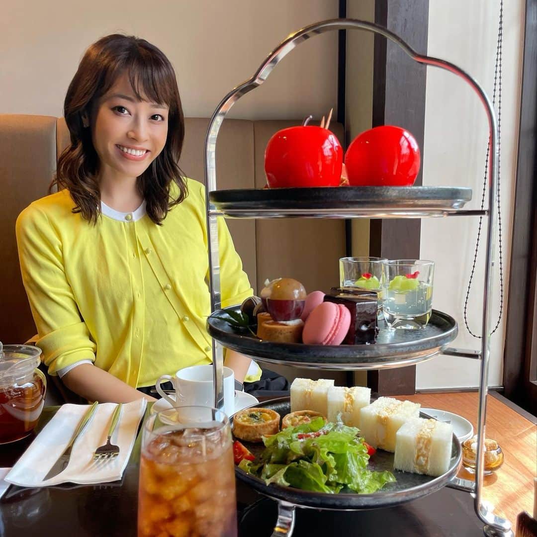 佐竹茉里奈のインスタグラム：「茶道のお稽古前に姉と☺️ ベルアメール京都別邸でアフタヌーンティーを楽しみました❤️🍁 林檎の形のムースショコラやいちじく、シャインマスカットなど秋を感じれましたよ☺️🍂✨ #京都#京都カフェ#京都グルメ#京都アフタヌーンティー#アフタヌーンティー#ショコラベルアメール京都別邸#ベルアメール#ベルアメール京都別邸 #チョコレート#美味しいもの好きな人と繋がりたい #グルメ好きな人と繋がりたい #美味しい」