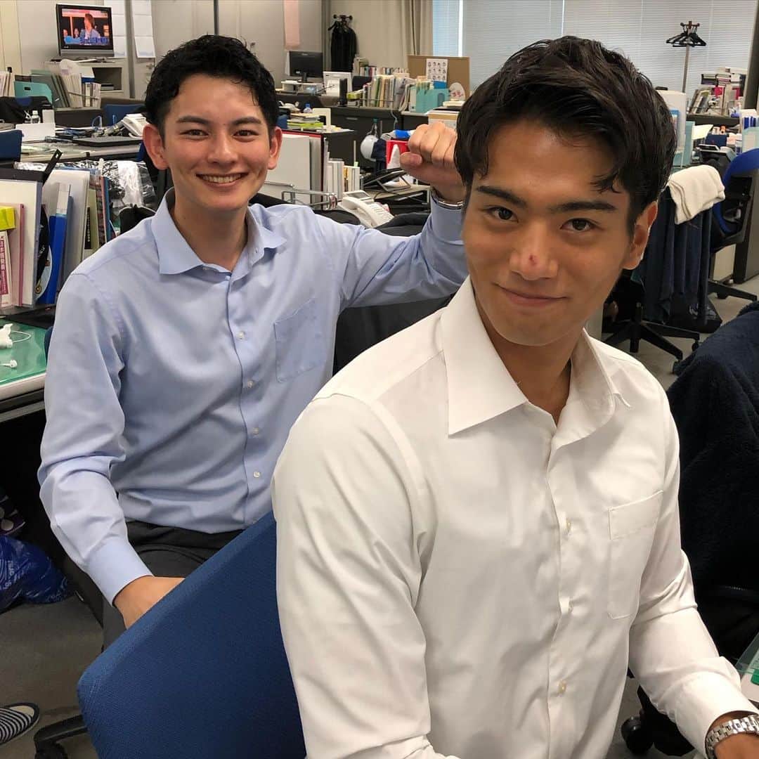 西山喜久恵のインスタグラム：「⚾️ 今日の神宮球場のヤクルト×DeNA戦で山本賢太アナが野球の実況デビューをします。 お天気も気になりますが、村上宗隆選手のメモリアルアーチ🏏王貞治さん超えの56号を我らがヤマケンが実況するのか⁉️ 朝からドキドキのヤマケンを先輩の大川アナが、 「始まる前までは緊張するけど、始まったら、あっという間に終わるから。」とアドバイス。 優しい先輩の言葉を胸に、頑張れ❗️ヤマケン👍 しっかり準備をしてきたから大丈夫‼️  #ヤクルト×DeNA戦 #初めての野球実況⚾️ #フジテレビone  #山本賢太アナ #大川立樹アナ #村上宗隆選手  #56号ホームラン #何だか打ちそうな気がする」
