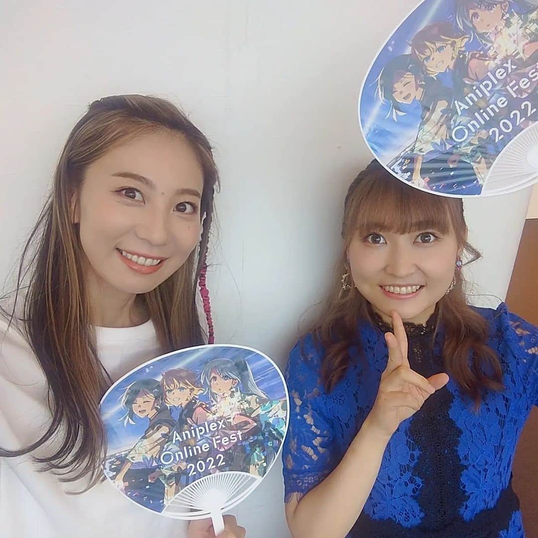 安済知佳のインスタグラム：「【Aniplex Online Fest 2022】  ありがとうございました！！  トップバッターでした！！！ 今夜放送の13話の予告を、皆様と観るとこが出来て嬉しかったです～😍😍 会場の皆様も配信でご覧の皆様も、ありがとうございました🥳🥳  今夜は最終話放送！の！前に！！！  【リコリコプロヂュース 最終話直前生配信！by安済さんと若山さんと小清水さんと久野さん】がありますよおおおお！！！  楽しみすぎるううう🥳😍🥰🤗💪  全力で楽しんで、放送まで駆け抜けましょう！！  📷️ 詩音ちゃんと🥰 とりあえずノリで取ったポーズを、詩音ちゃんがうちわで扇いでくれました🤣🤣🤣 どういう表情なの🤣🤣可愛いなぁ💙  AOFのどら焼き貰いました😋  そしてラストは、ツイッターにも載せた動画でーす♥💙 夜もいっぱい写真撮りますね～！！  #AOF2022 #リコリコ #若山詩音 #安済知佳」