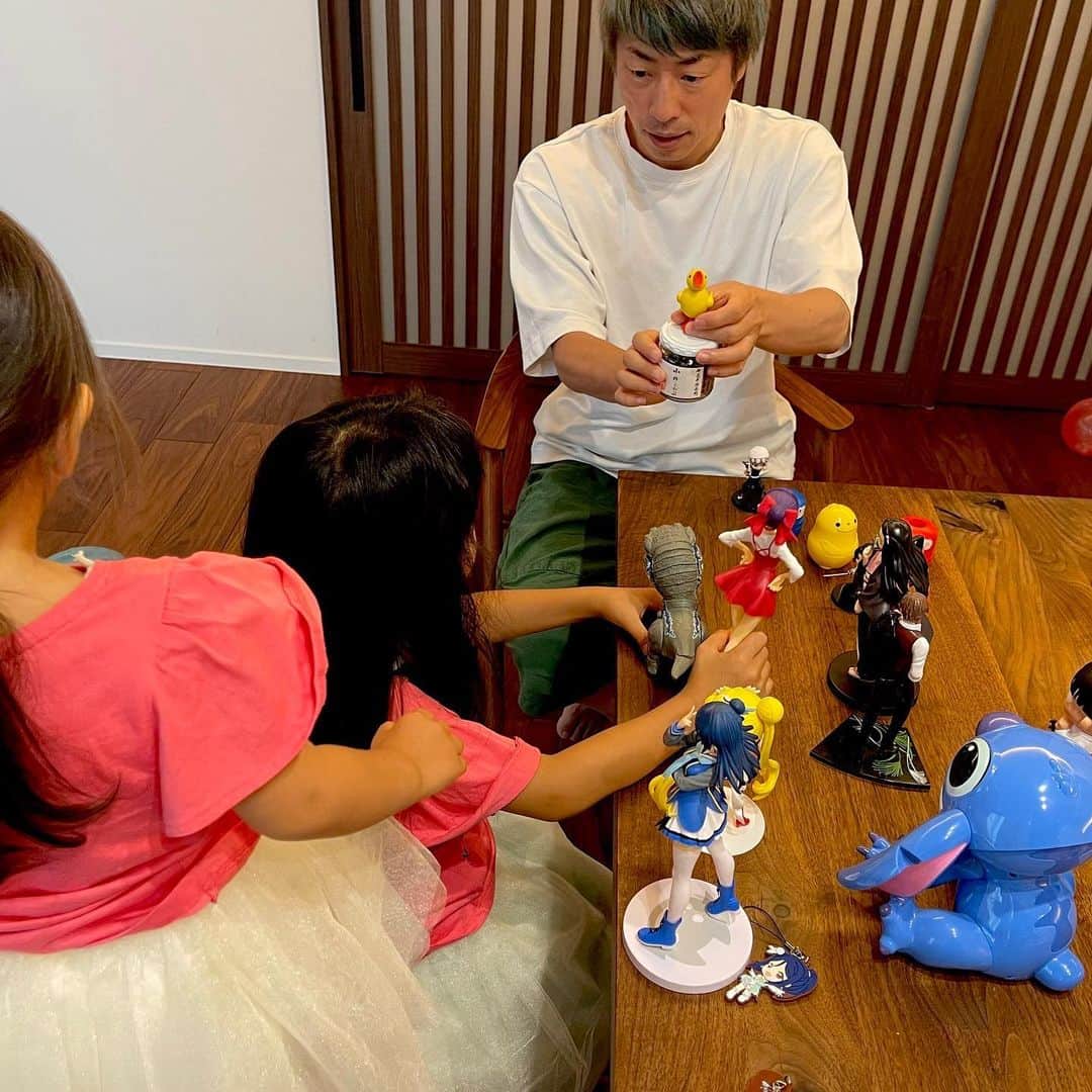 田村淳のインスタグラム：「キャラクター大渋滞^_^ いろんなキャラを演じないと 人形ごっこのストーリーが進まないw 次女も加わってさらにカオスw よく見てほしい… お気づきだろうか？ パパは塩昆布のビンの怪人役を次女に演じることをねだられて奮闘してることに」