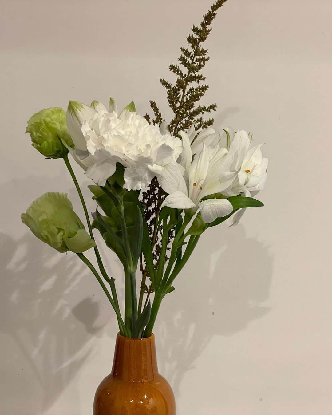 武井咲さんのインスタグラム写真 - (武井咲Instagram)「🌿🤍🍊  私自身、お花を飾ることが  心の余裕と繋がってるような気がしていて。 毎朝綺麗にしてあげることも 一つ手間が増えるんだけど そのおかげで　 気持ちがスッキリすることもあるし。 ふと、テーブルに綺麗に咲いてるお花が目に入って癒されたりね。 そもそも 忙しすぎてお花の存在さえも 忘れてるときにどきっとする。 そんな時はゆっくりする時間をつくって お花を買いに行くんだー。  (でもこのお花は貰ったものなんだけど😂) 今の気分にピッタリなカラーの花束💠」9月24日 16時09分 - emitakei_official