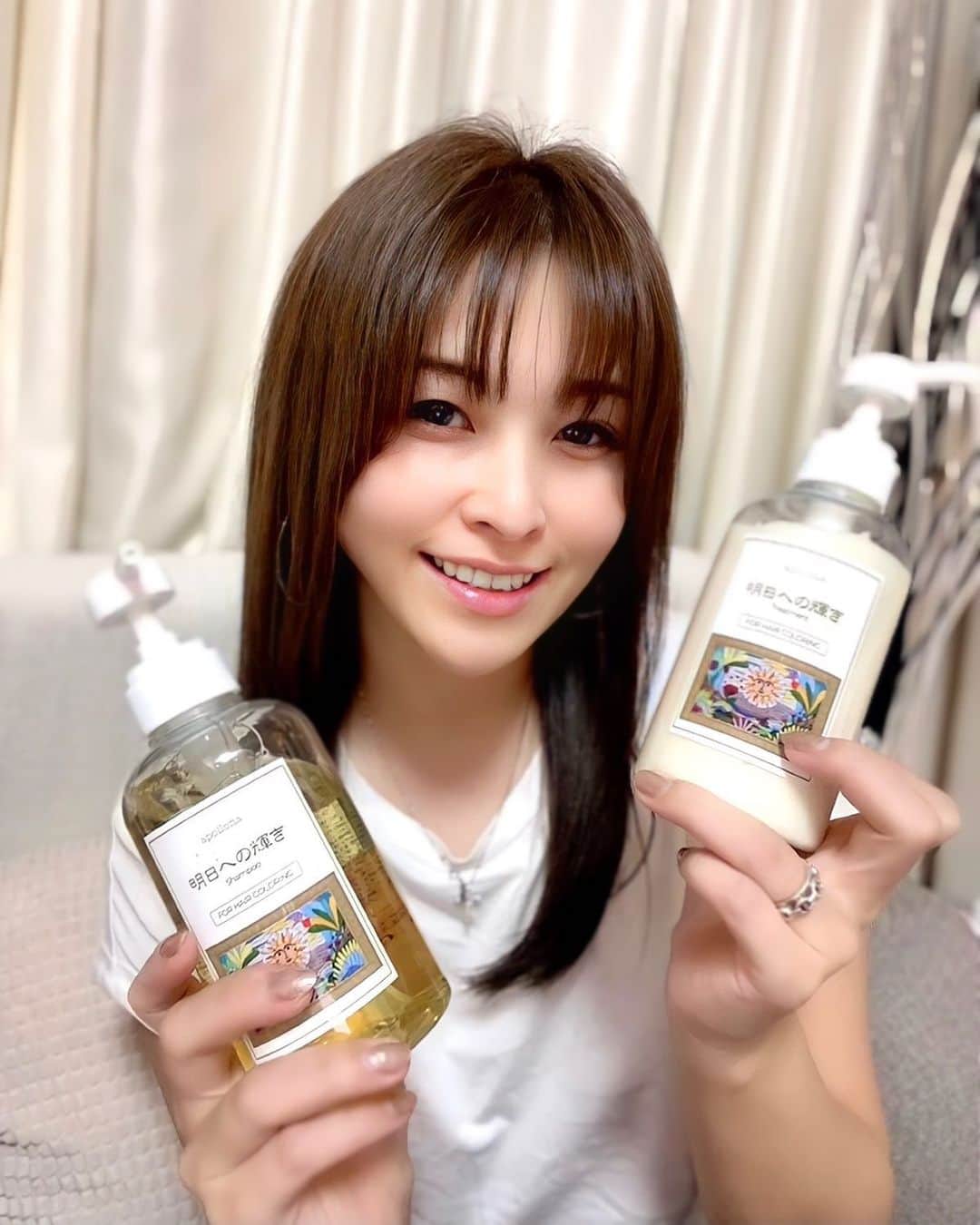mikaのインスタグラム：「♥︎︎∗︎*ﾟ ゴルフ女子界隈で人気の @kagayaki4u_official  シャンプー&コンディショナー🧴  美髪のちーちゃん @_golf_girl_ オススメしてて 気になってたから先日からわたしも使用中！  この手のは色々使ってみたけど効果がイマイチ 分からないのモノが多かったけど、 コレは鈍感なわたしでも使用中に 髪が柔らかくなった感じで違うの気づいた💁‍♀️✨  やっぱり美髪の人に聞くのが1番の近道🥰  #明日への輝き #シャンプー #トリートメント #ヘアケア #ダメージヘア #美髪ケア」