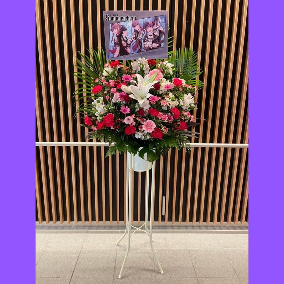 相羽あいなさんのインスタグラム写真 - (相羽あいなInstagram)「みんなの思いが詰まった フラワースタンド＆お花ありがとう！！！ 素敵過ぎてみんなのこだわりがとてもとても嬉しいです！ 本当に本当にありがとう😭💕 #バンドリ10thライブ  #Roselia #ゾンネンシャイン #ロゼリアー」9月24日 16時21分 - aiba_aiai