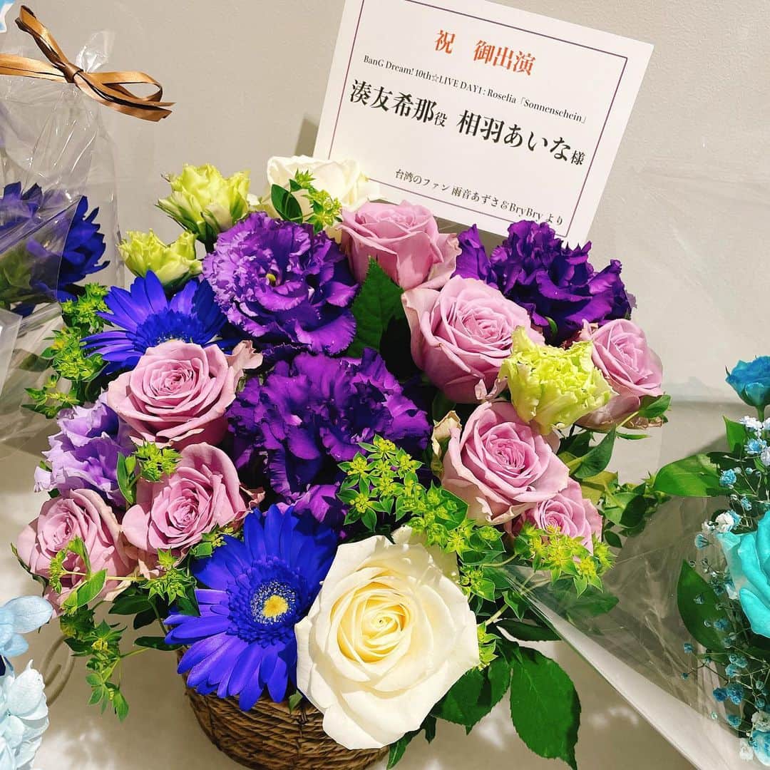 相羽あいなさんのインスタグラム写真 - (相羽あいなInstagram)「みんなの思いが詰まった フラワースタンド＆お花ありがとう！！！ 素敵過ぎてみんなのこだわりがとてもとても嬉しいです！ 本当に本当にありがとう😭💕 #バンドリ10thライブ  #Roselia #ゾンネンシャイン #ロゼリアー」9月24日 16時21分 - aiba_aiai