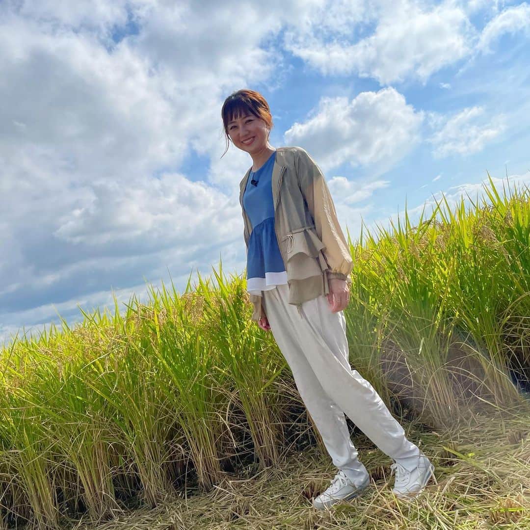 のインスタグラム：「. 明日9月25日（日）11:30〜 テレビ大阪「発見！食遺産」に出演します✨ 石田靖さん　@yasulog  とご一緒させていただき 今回は滋賀県で美味しい新米を食べてきました…😍！！ ぜひ、ご覧ください😆 . 衣装はタグ付けしています✨ その他 スタイリスト私物 スタイリスト　@stylist_franc . #発見食遺産　#食遺産」