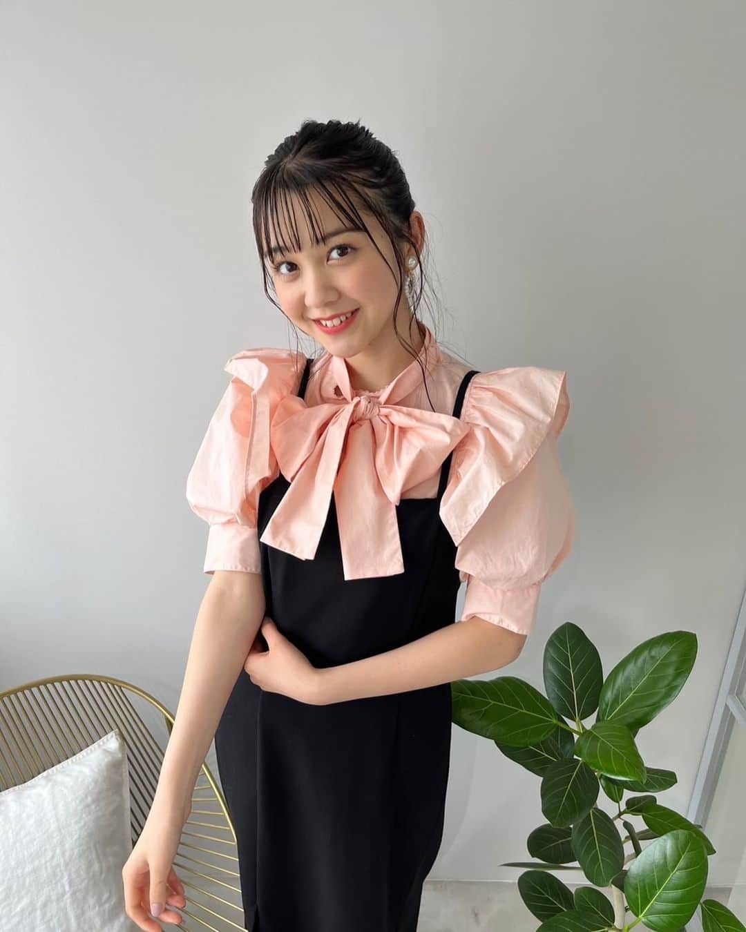 佐藤菜月海さんのインスタグラム写真 - (佐藤菜月海Instagram)「. オフショット~💓  衣装とっても可愛いかったです🫶🏻  前回の投稿で気になる秋服答えてくれて、ありがとうございました!! 私はクラシックガーリーが気になってます🤎 アイテムだと、アームカバーやチェック柄、ニットベストが着てみたいです🎶  #ニコモ #ニコラ #nicola #ニコラ10月号発売中  #佐藤菜月海 #ナツミ #オフショ #中3 #中学生 #jc #スターダストプロモーション」9月24日 16時34分 - natsumi_sato814official
