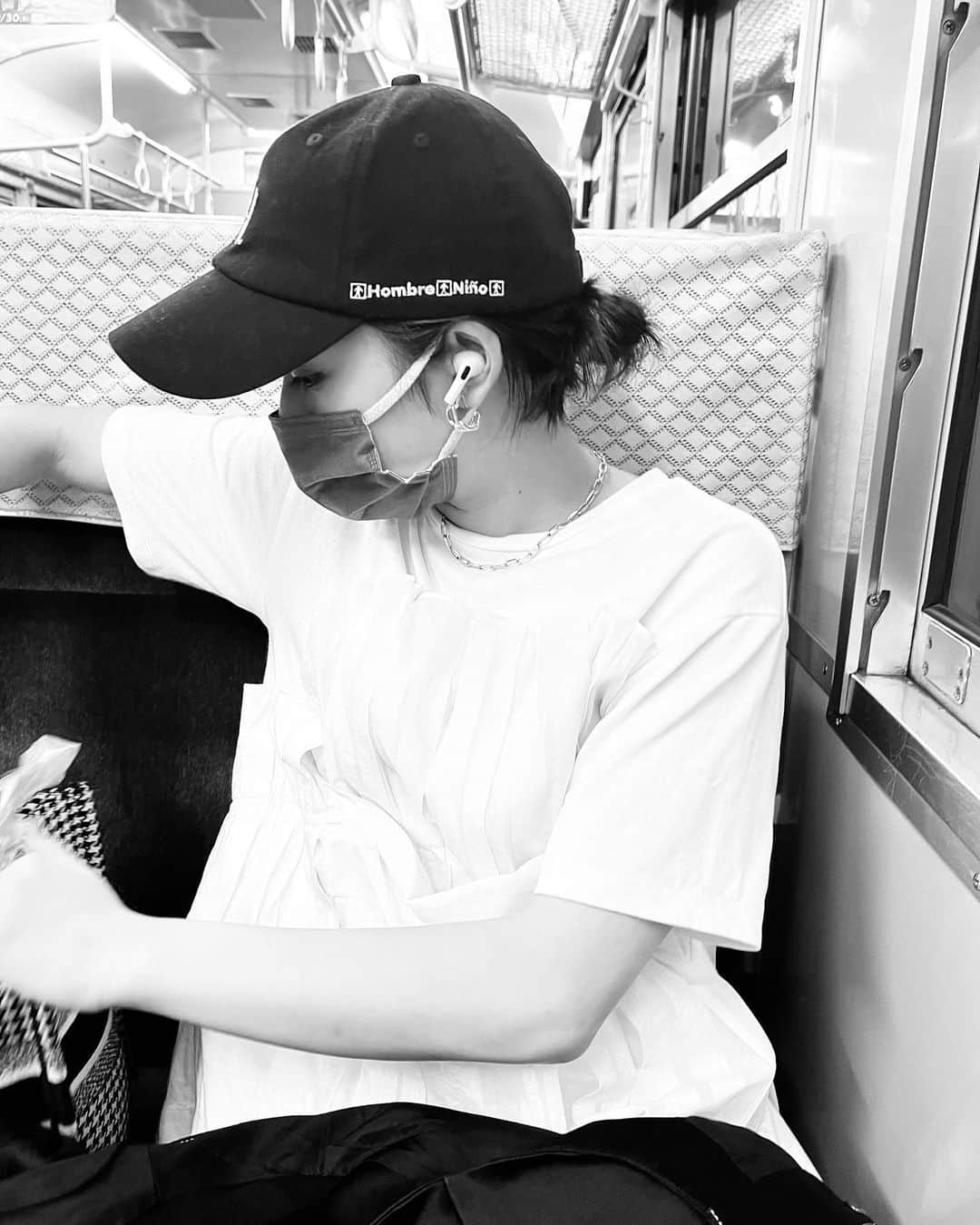 平祐奈のインスタグラム：「🖤🤍🖤  台風の影響で知ることも多々ありました🌀 みなさんは大丈夫でしたか⁇ 気温差が激しいですがお気をつけ下さい☺︎」