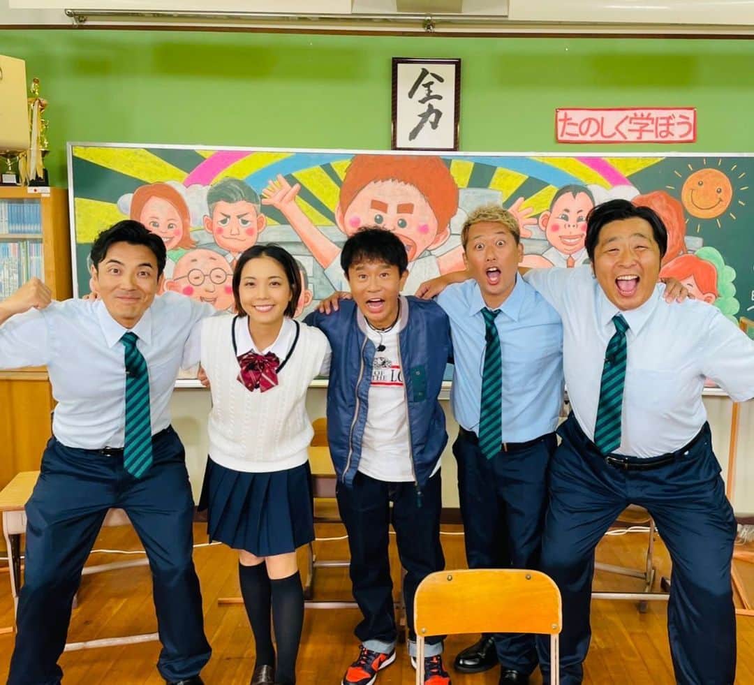 平井俊輔のインスタグラム：「ABCテレビ 「ヒロド歩美のレジェンドに会いたい　浜田雅功　初めての告白９０分！に出演させて頂きました🫡  今日大阪の方で放送だったのですが、  TVerで見れるので全国の方はこちらから是非✨  浜田さんの楽屋が校長室だったんですが、 組長室に見えて…パシャリ📸  ヒロド歩美のレジェンドに会いたい #TVer https://tver.jp/lp/episodes/epotz08jsb?p=1384  #浜田雅功 #ヒロド歩美 #ライセンス井本 #どりあんず」